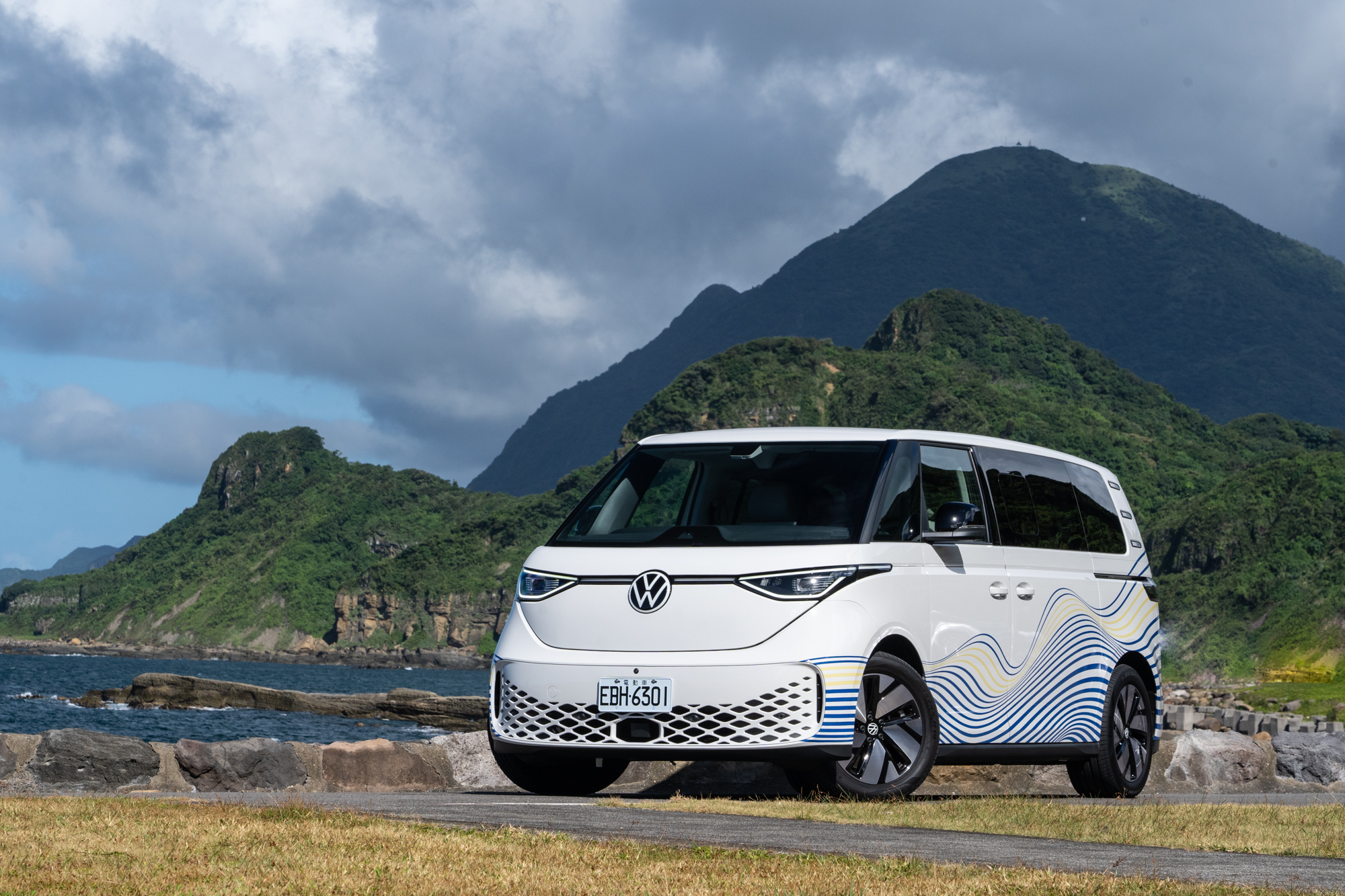 此次試駕車款為 VWCV ID. Buzz Pro S 六人座車型,售價與七人座相同為 239.8 萬元。