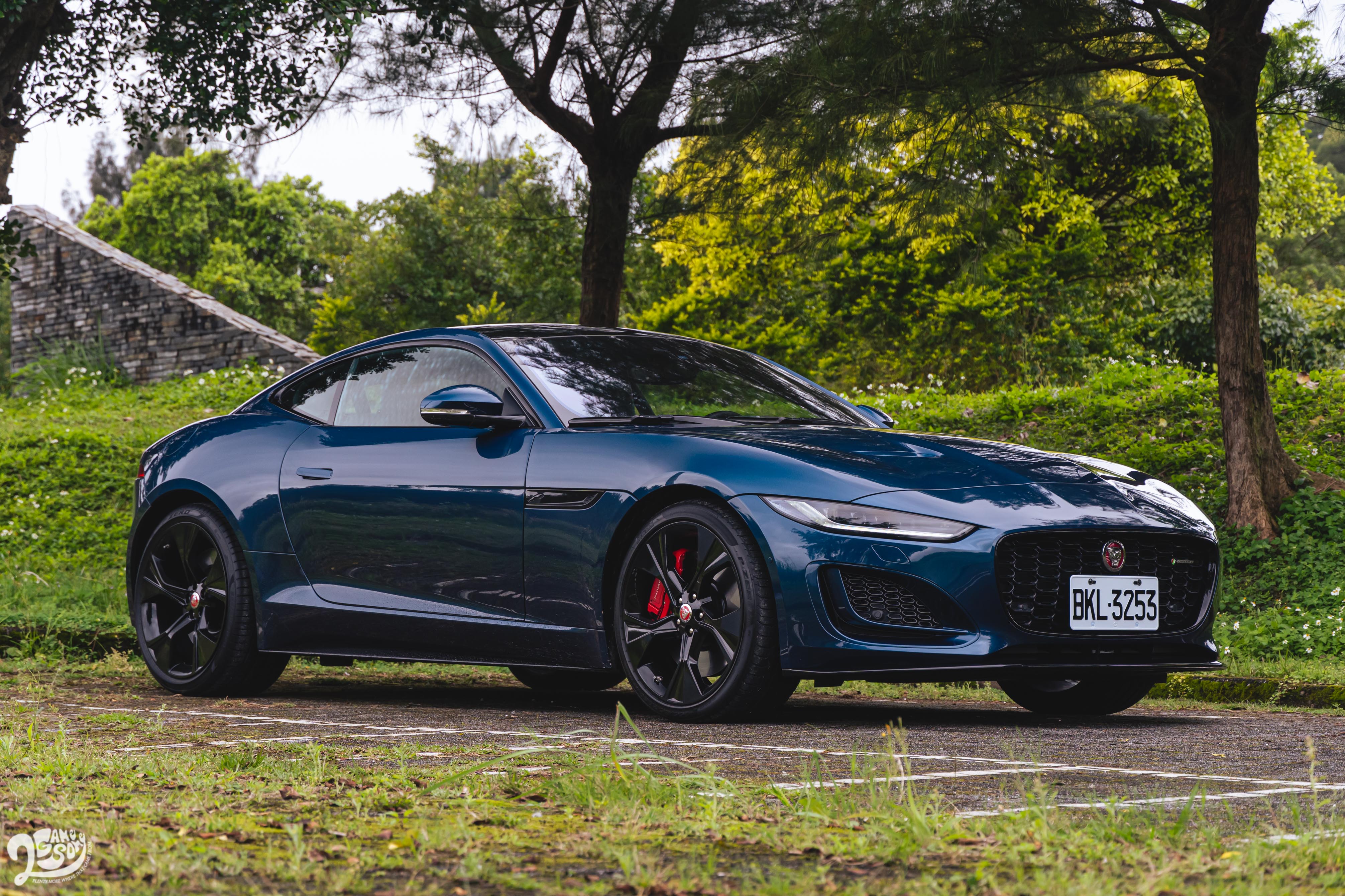 F-Type 擁有健壯肩線、長車頭短車尾黃金比例、豐腴的車尾線條。