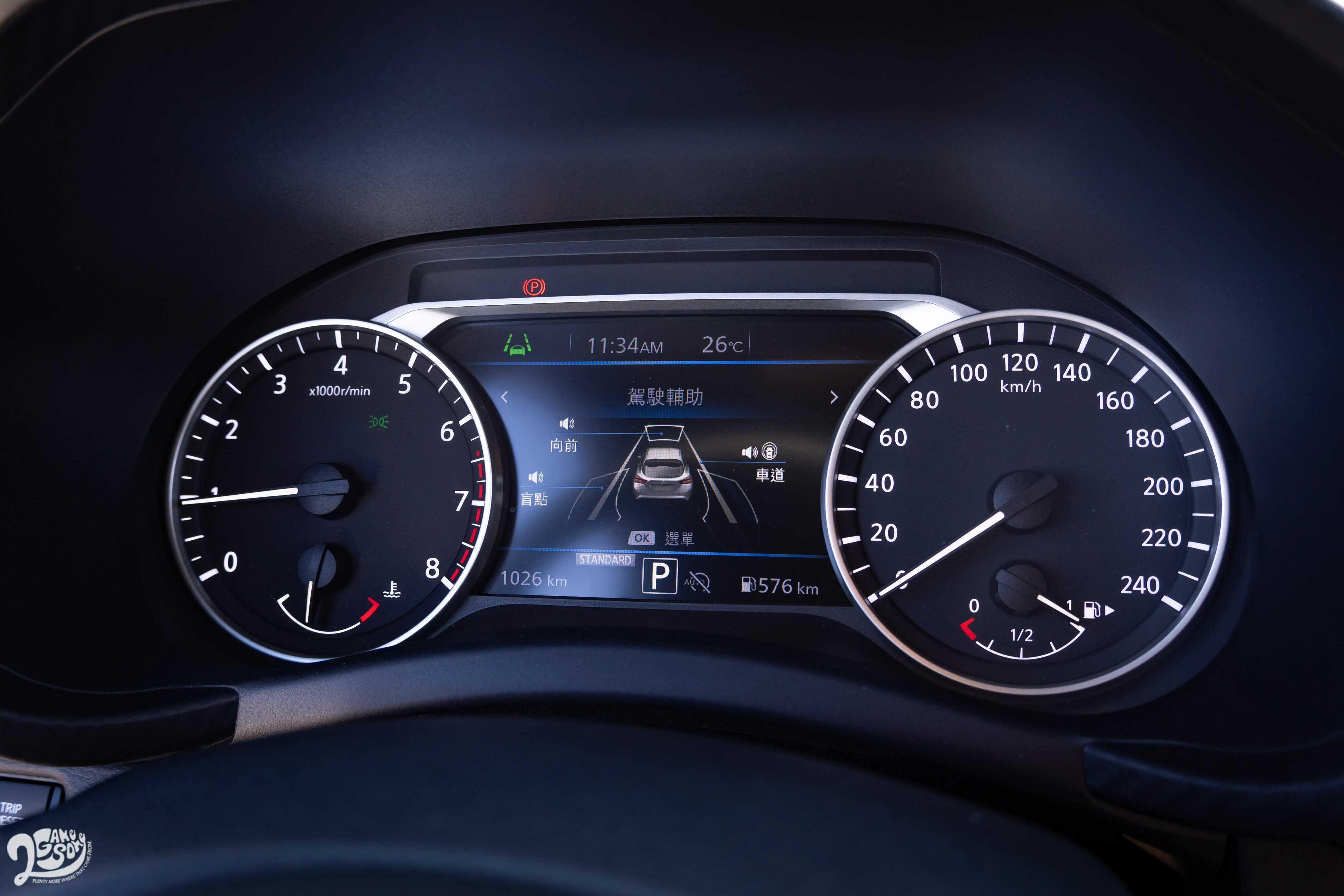 駕駛眼前的 7 吋全彩儀表資訊幕，行車、導航、胎壓、智慧駕駛資訊都可快速瀏覽，兩側則保留類比指針錶。