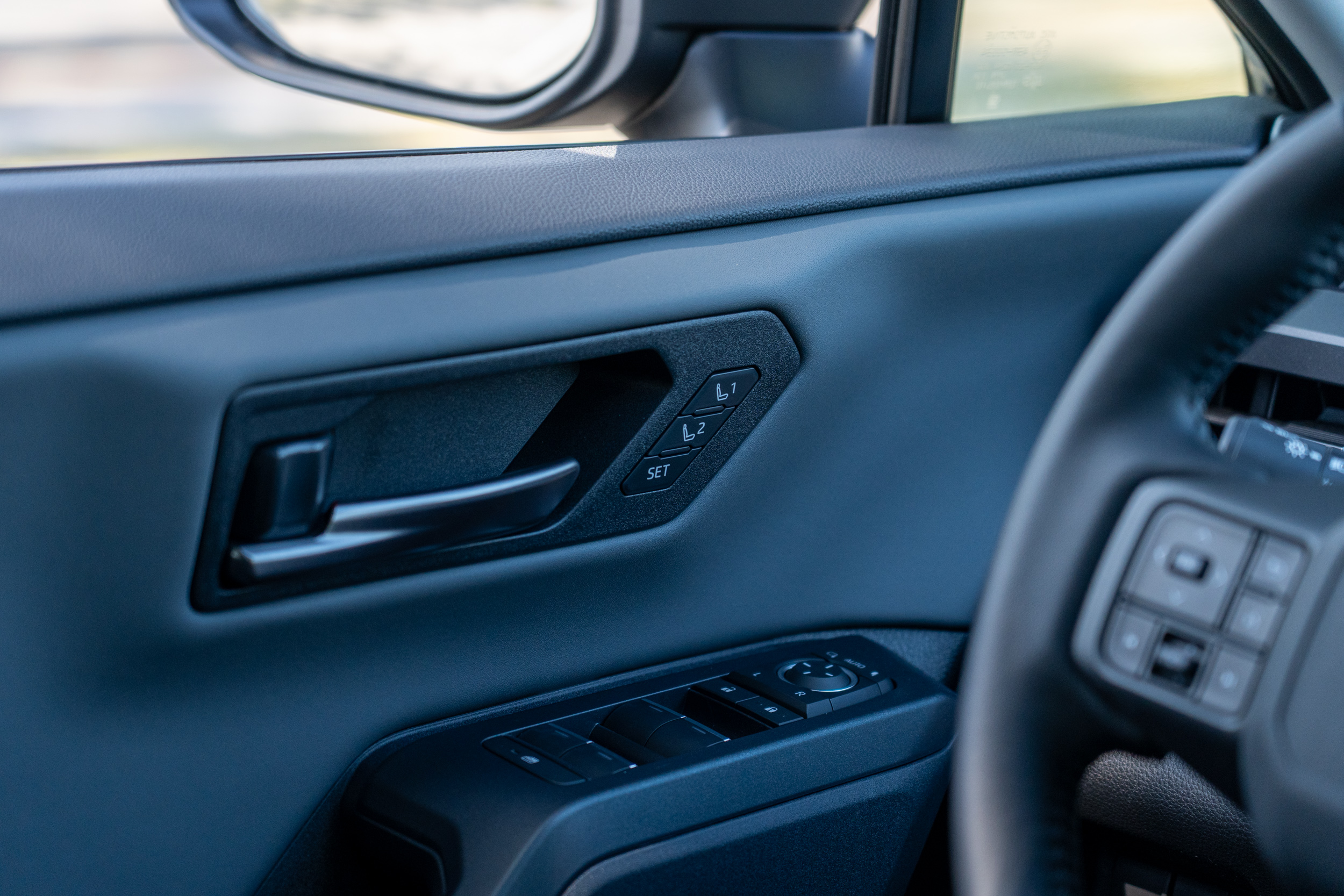 旗艦車型駕駛座配備2組記憶與Easy Access迎賓功能。