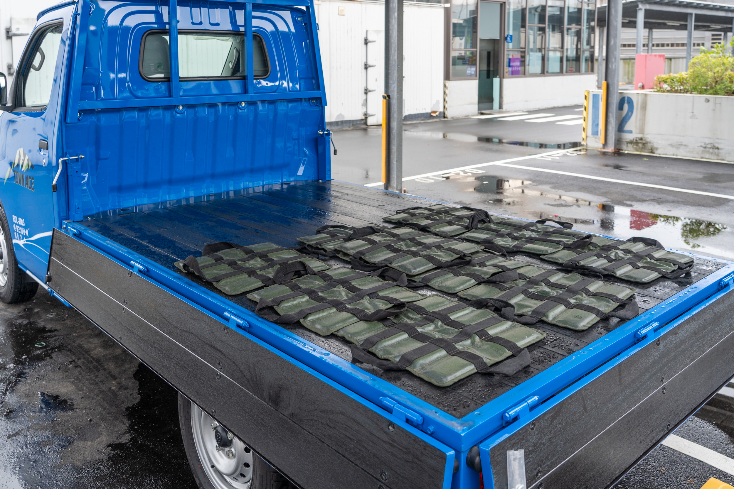 貨床上為總重 100kg 的配重塊,模擬車輛載重時的行路感。