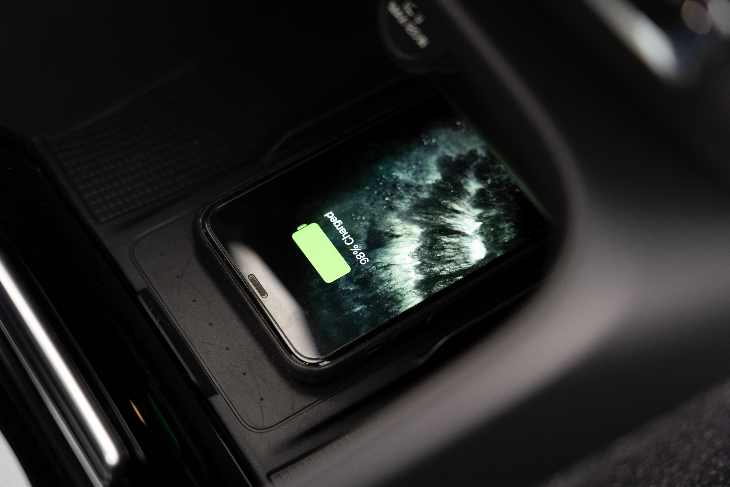 Google 娛樂車載系統是採用車機單一作業,僅需帳戶登入就可以獨立使用,這也代表著無線充電達到了真正的效用,而不像其他需要透過有線連接使用 Apple CarPlay / Android Auto,卻同時提供無線充電的產品。