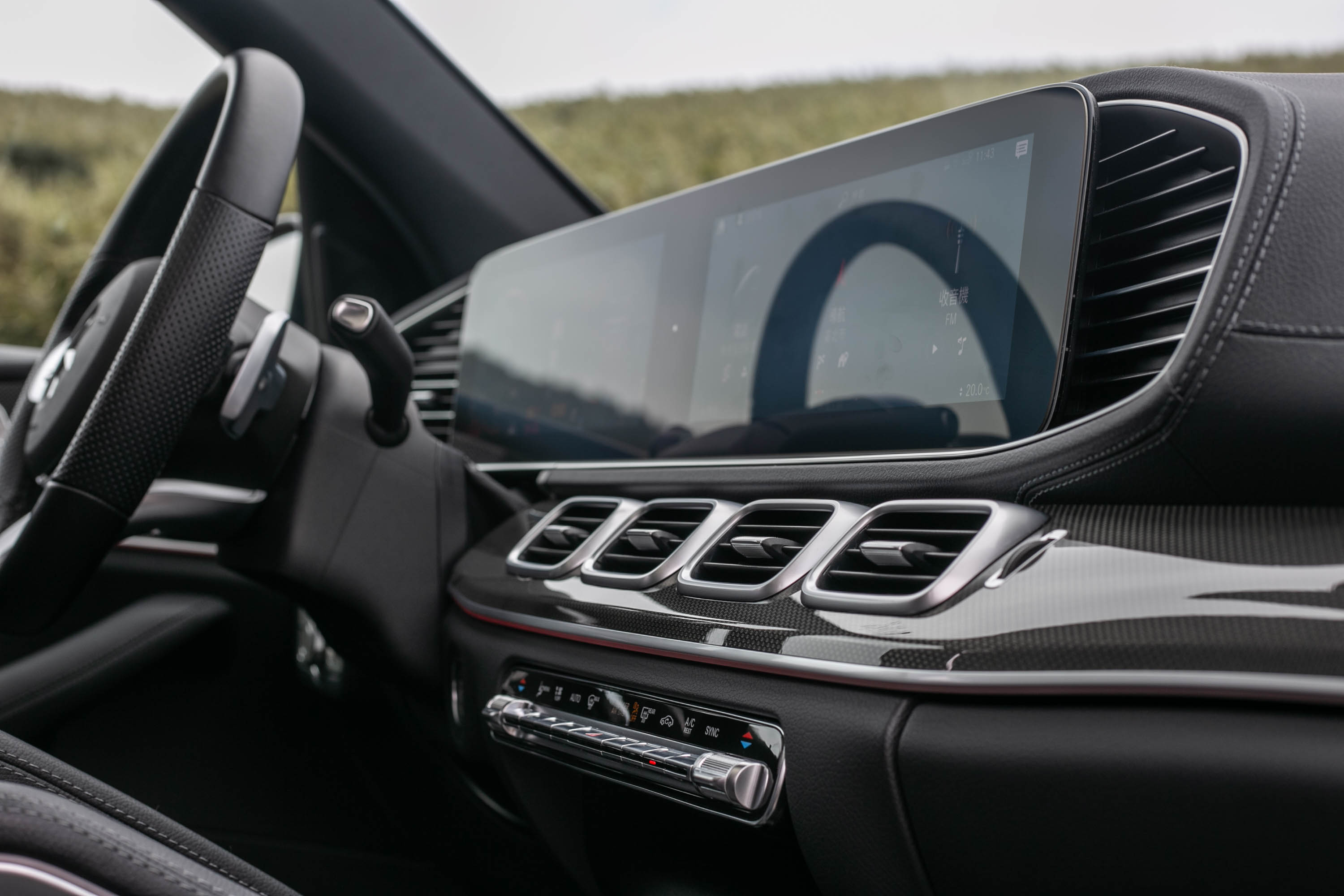 雙螢幕搭配中央四出式空調出風口,更顯品牌旗艦休旅車霸氣。