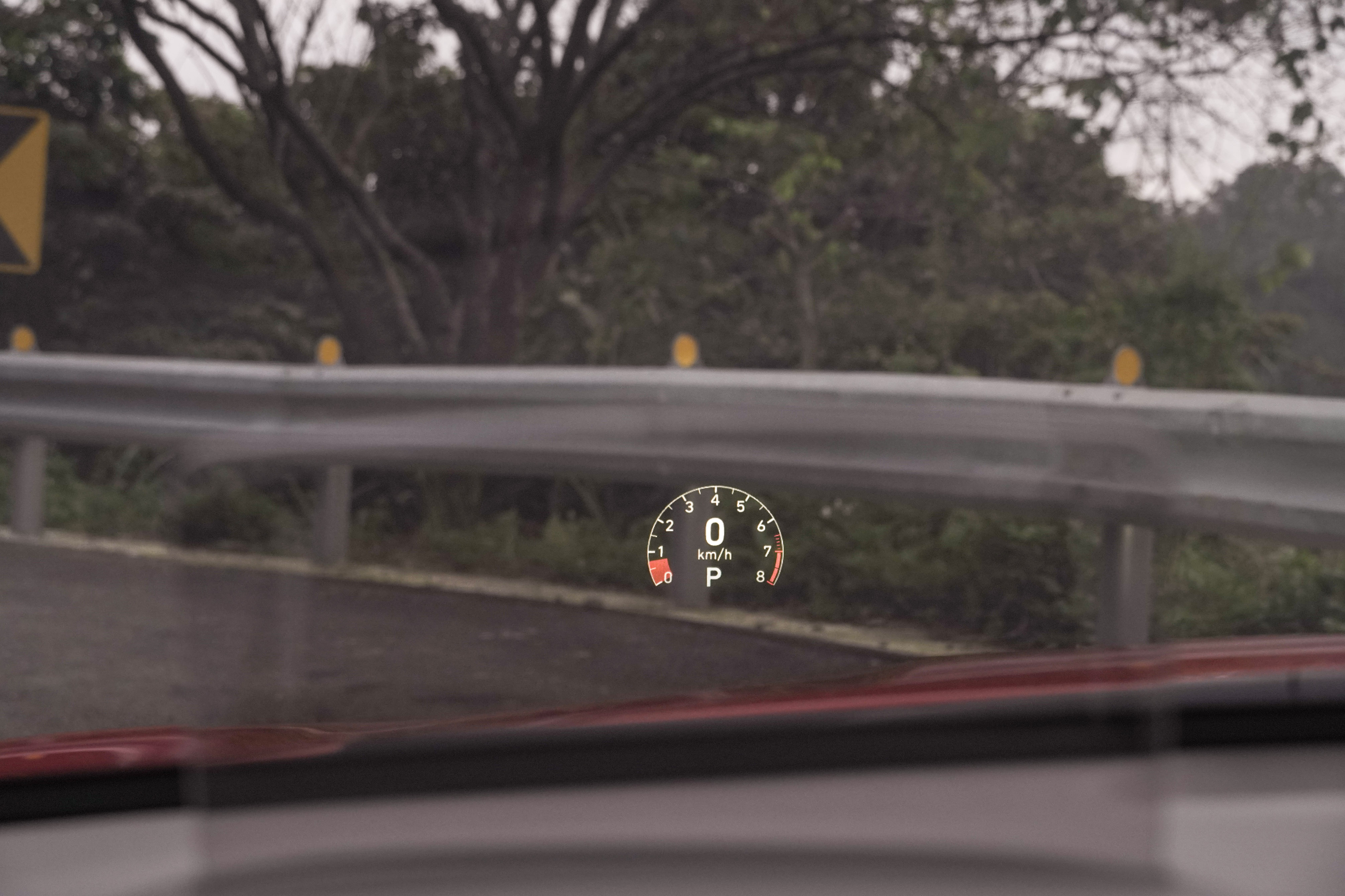 抬頭顯示器在 Sport 模式下會顯示轉速表、車速及檔位。