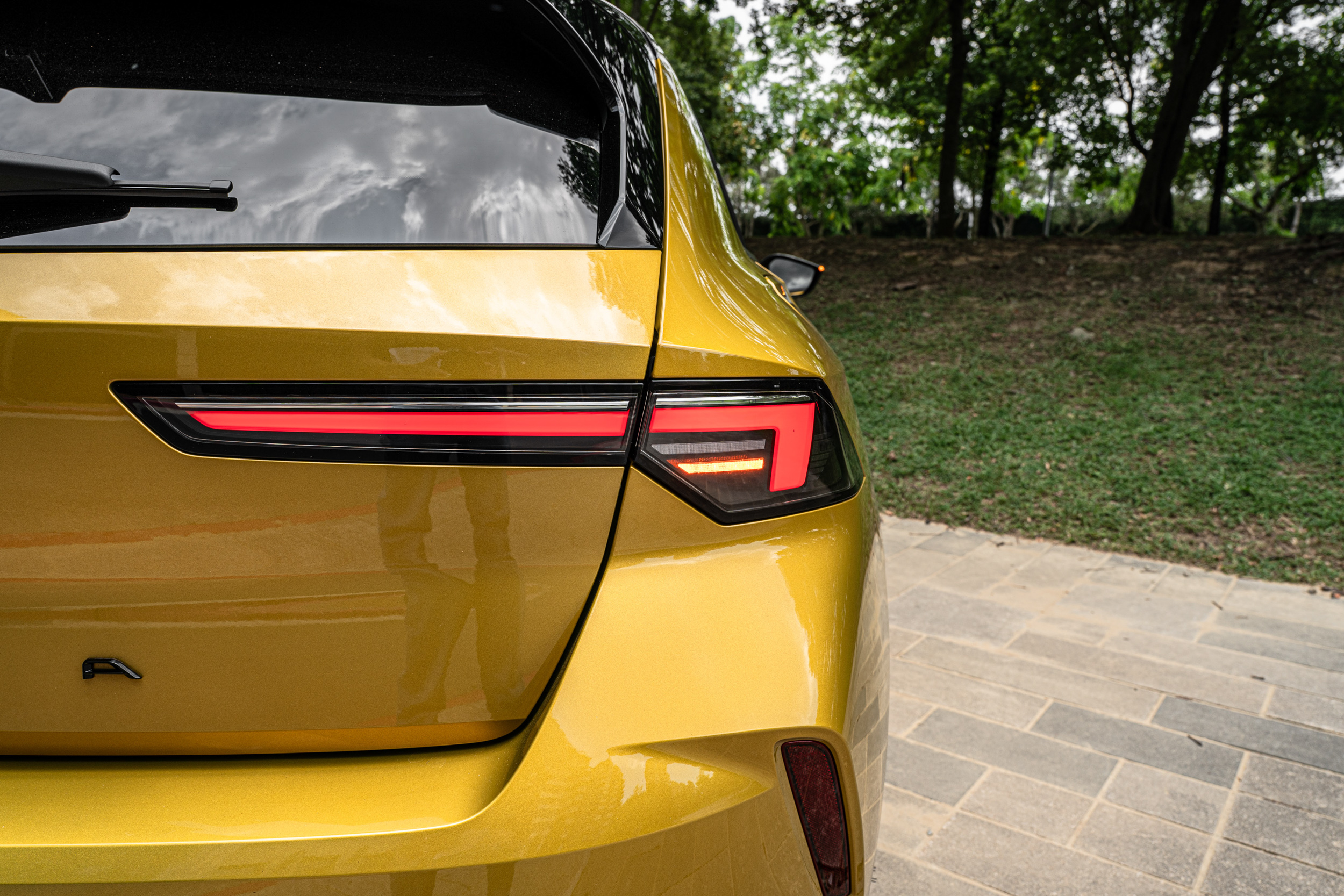 燈組的整體造型也與家族其他車款一樣,採較為簡約俐落的風格為主調。