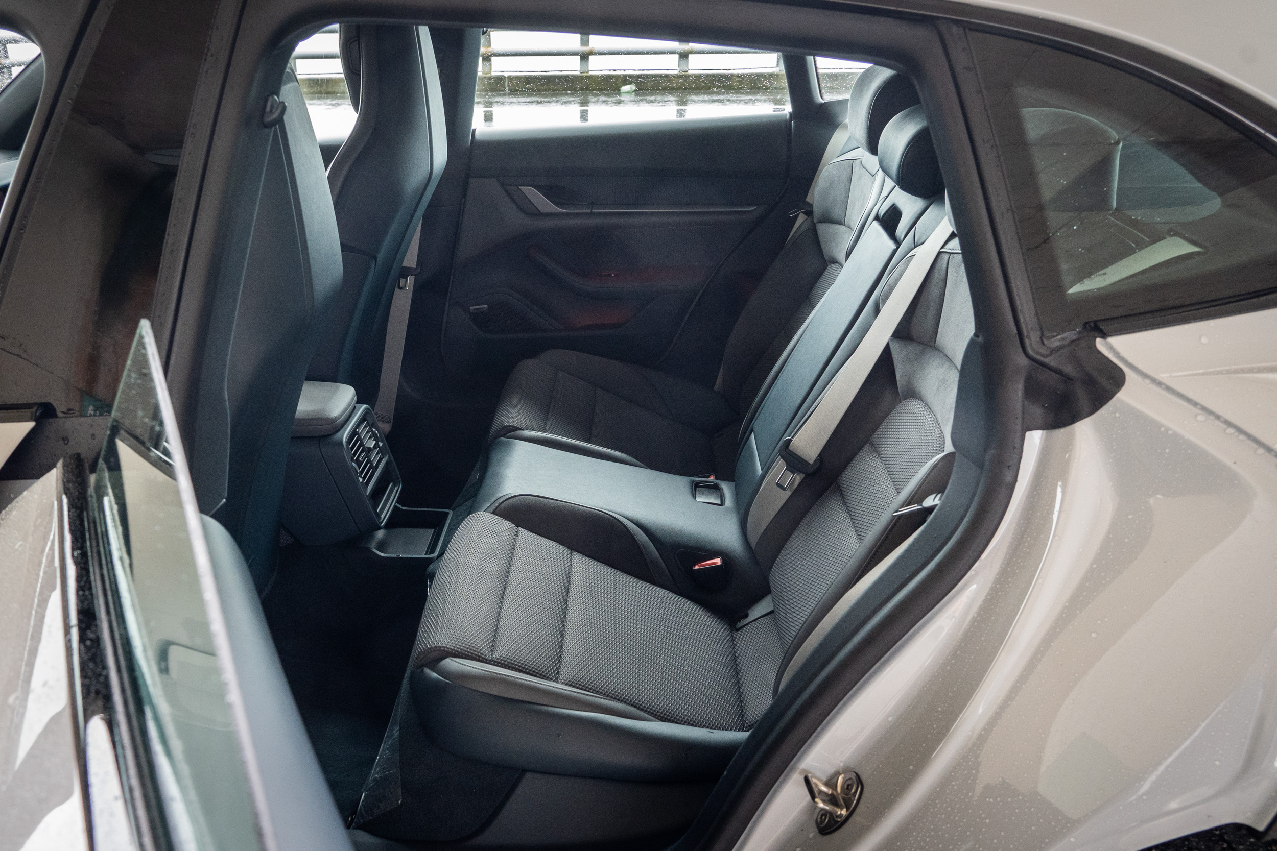 受惠於車頂線條的改變,後座乘坐空間更為寬敞舒適。