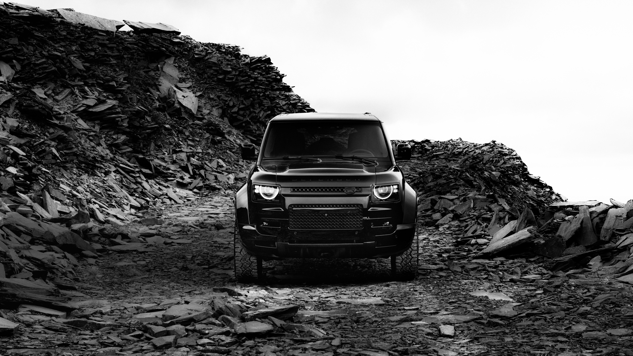 26 年式 Defender OCTA 推限量 5 台 Black 黑化特殊式樣車，建議售價 858 萬起！
