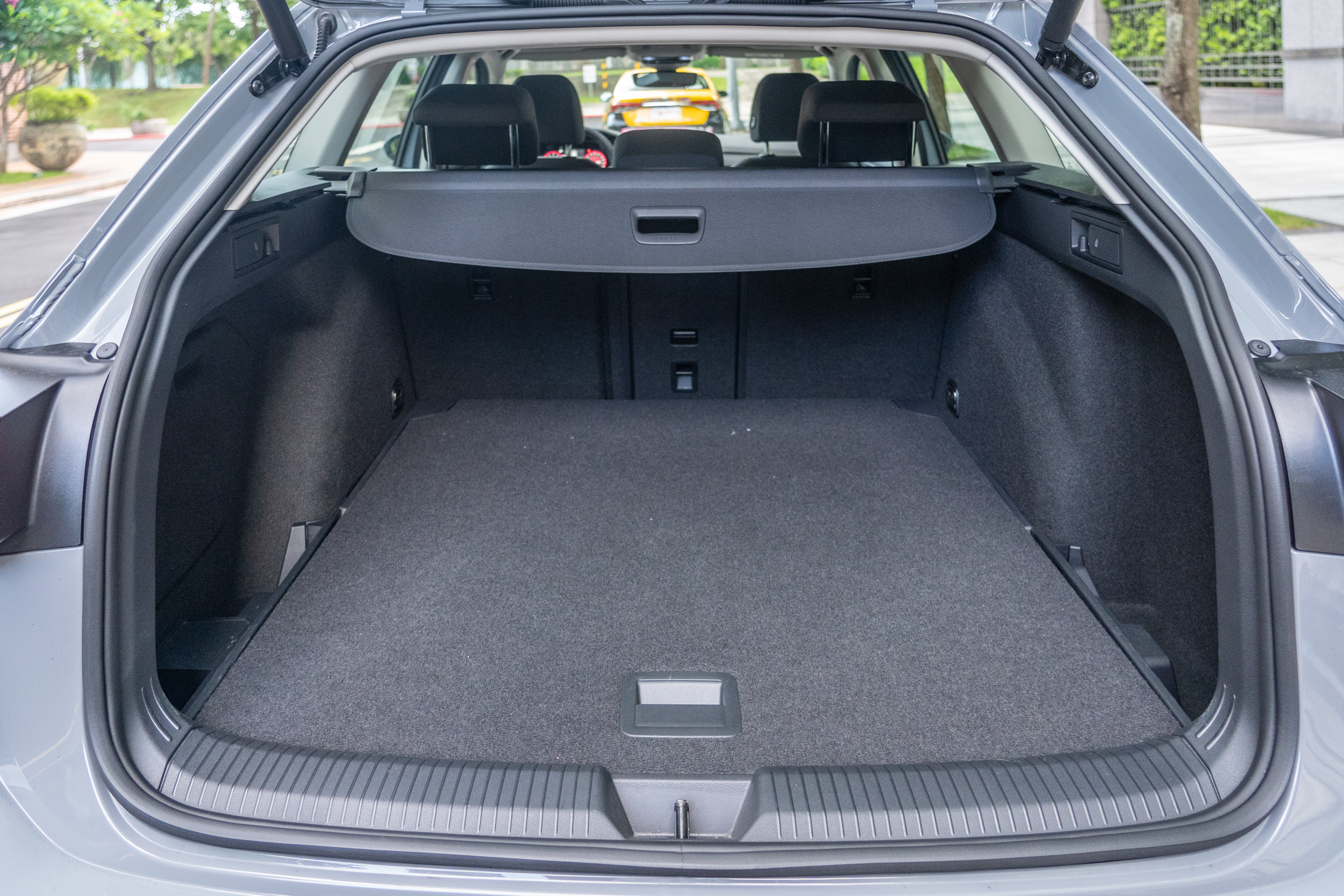 標準乘坐狀態下後廂容積為 611 公升。