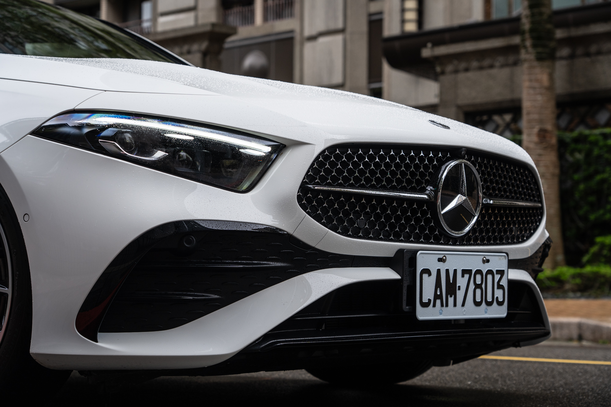 水箱護罩採用鍍鉻單柵星芒型設計。