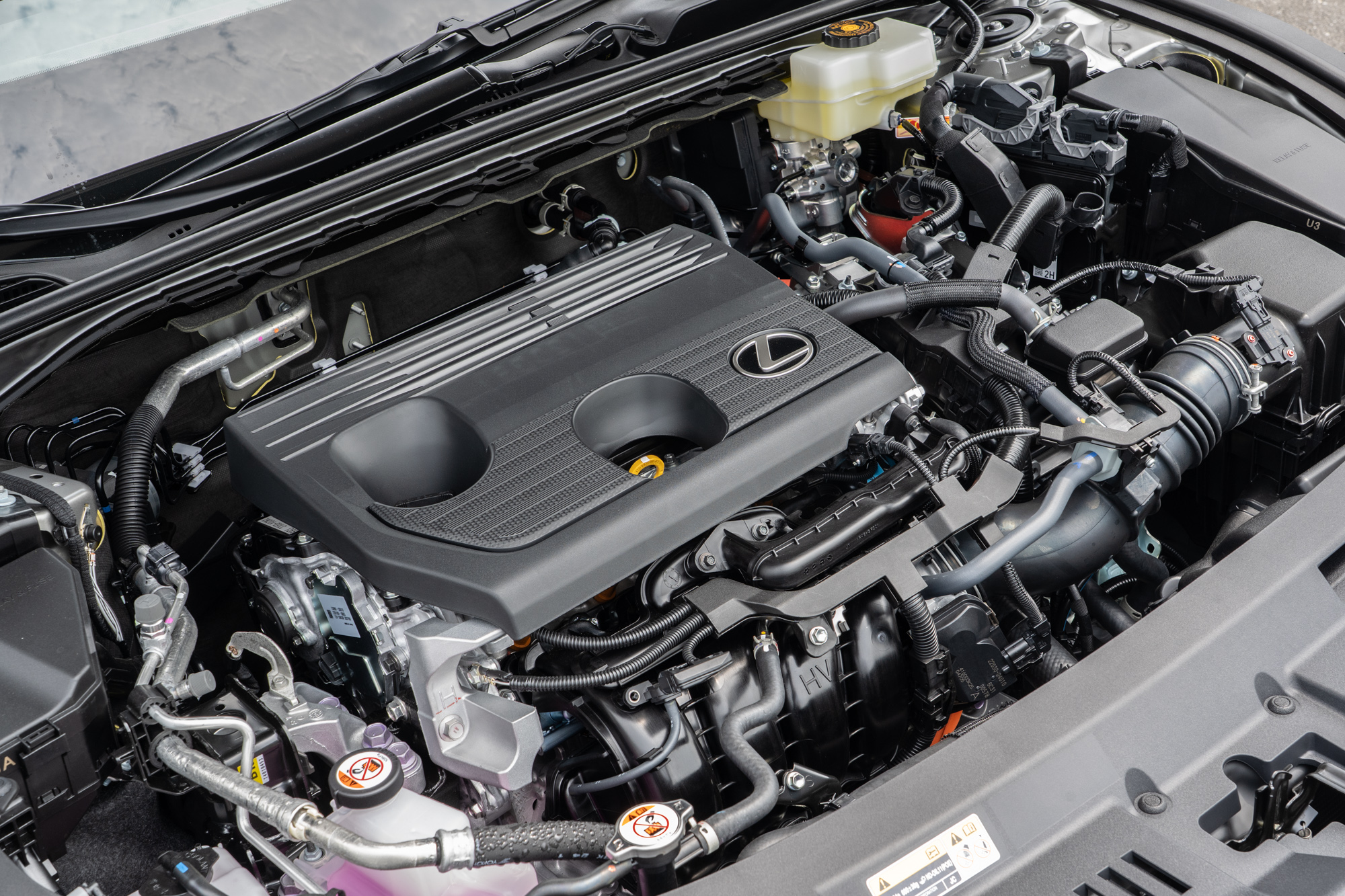 全新優化的2.0L油電動力系統可輸出197ps綜效馬力，ES 300h頂級版車型原廠官方平均油耗為25.4km/L。