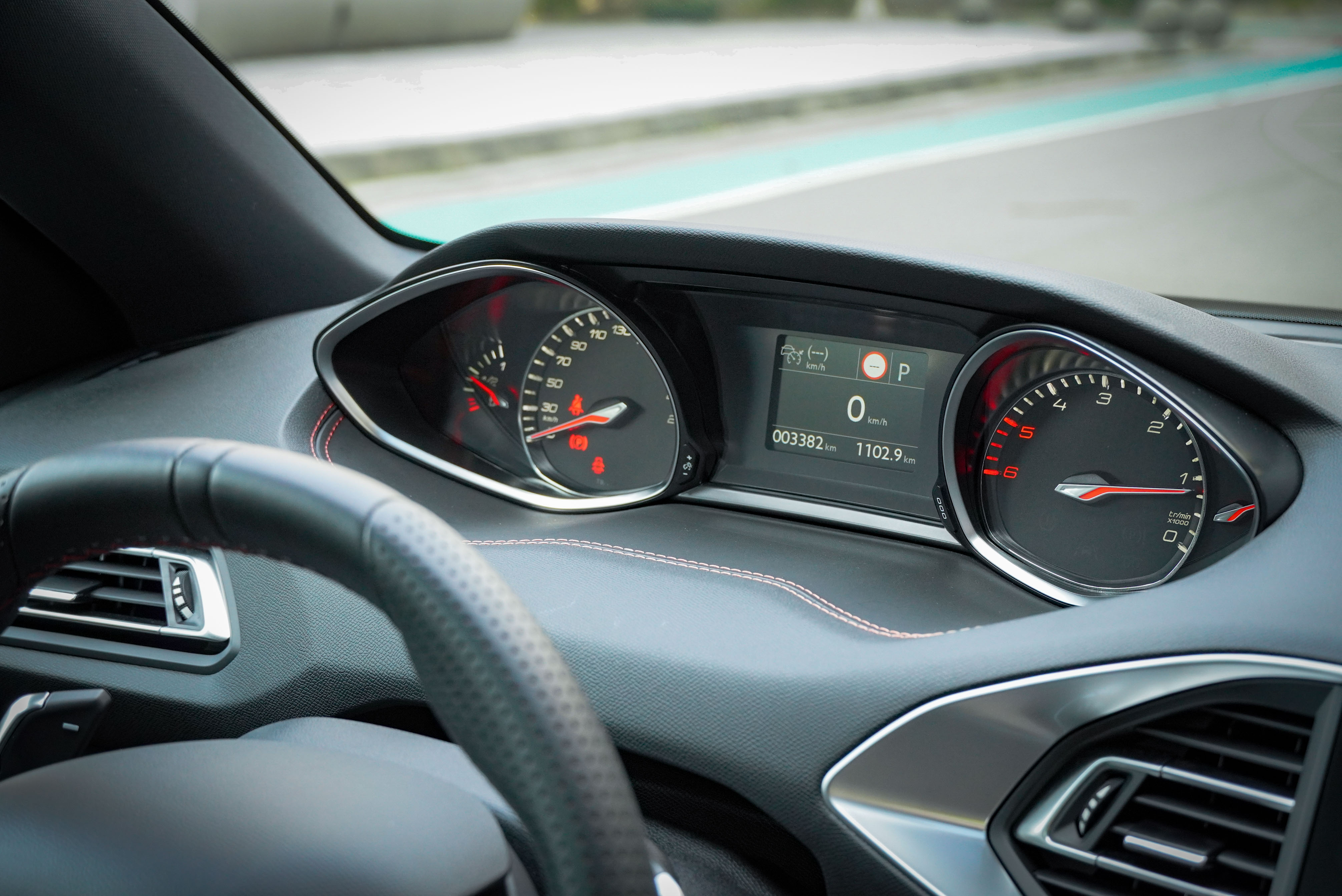 懸浮式抬頭顯示儀錶板是 Peugeot 獨特的設計。
