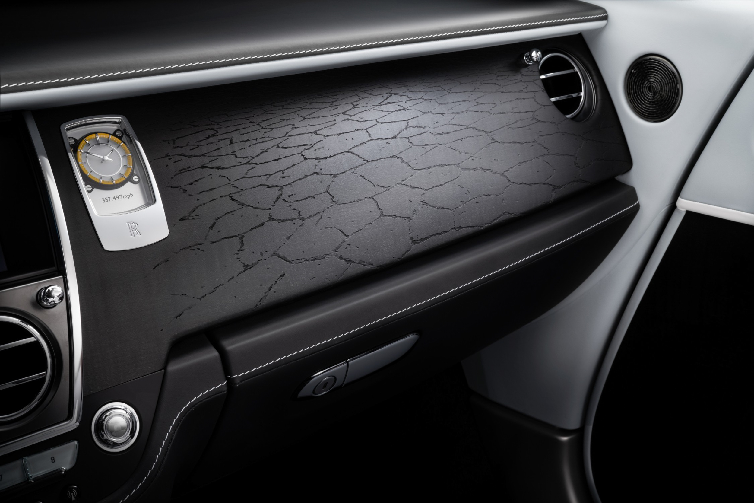 車內飾板完美再現了鹽湖(Salt Flats)的裂縫紋理。