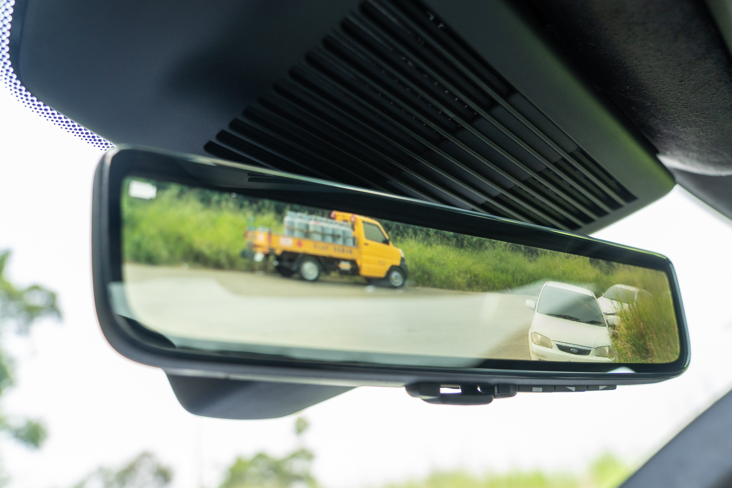 ClearSight 電子車內後視鏡為車系標準配備。 