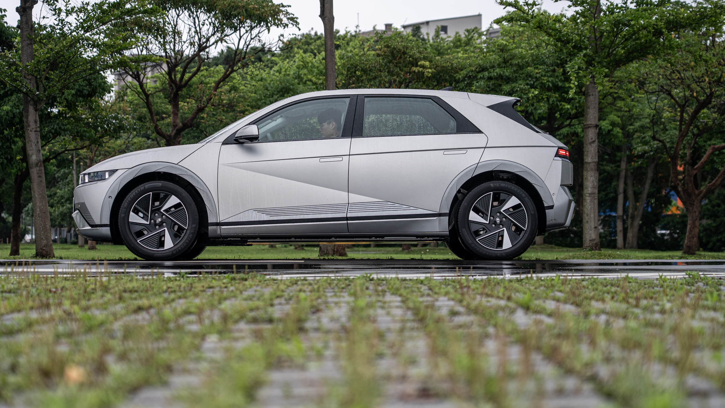 三年時光過去，它還夠格當電車界的模範生嗎？｜Hyundai NE 小改款 Ioniq 5 試駕