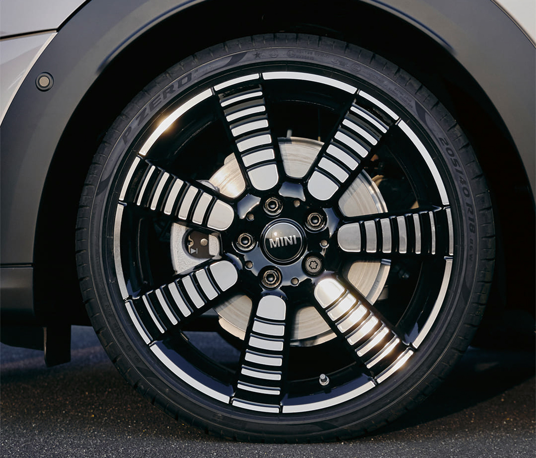 全新 18 吋 Pulse Spoke Light 輪圈採七輻式漸層設計。