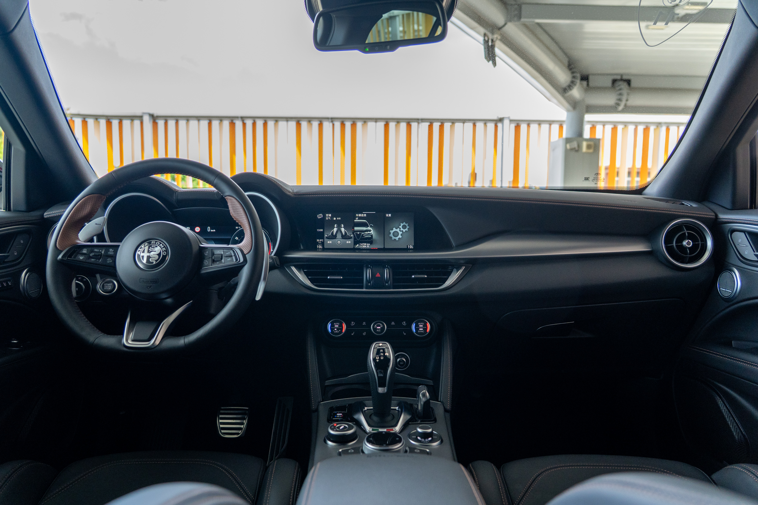 Stelvio雖然沒有當前時興的大螢幕規格，但論設計感與質感可是一點都不遜色的。