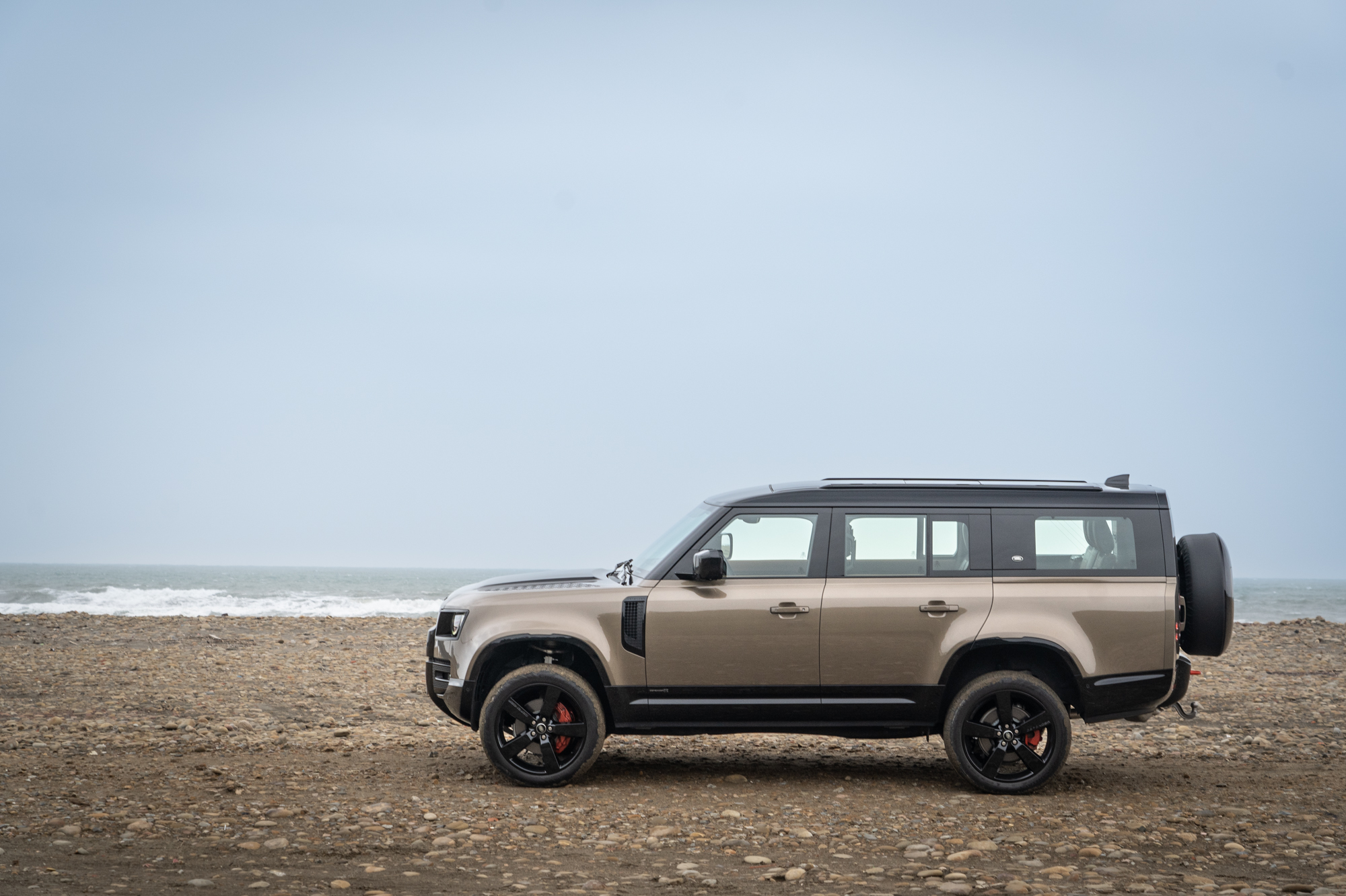 此世代 Defender 130 不再如車名定義般的延展軸距,而是採用與 Defender 110 一樣的 3022mm 軸距。