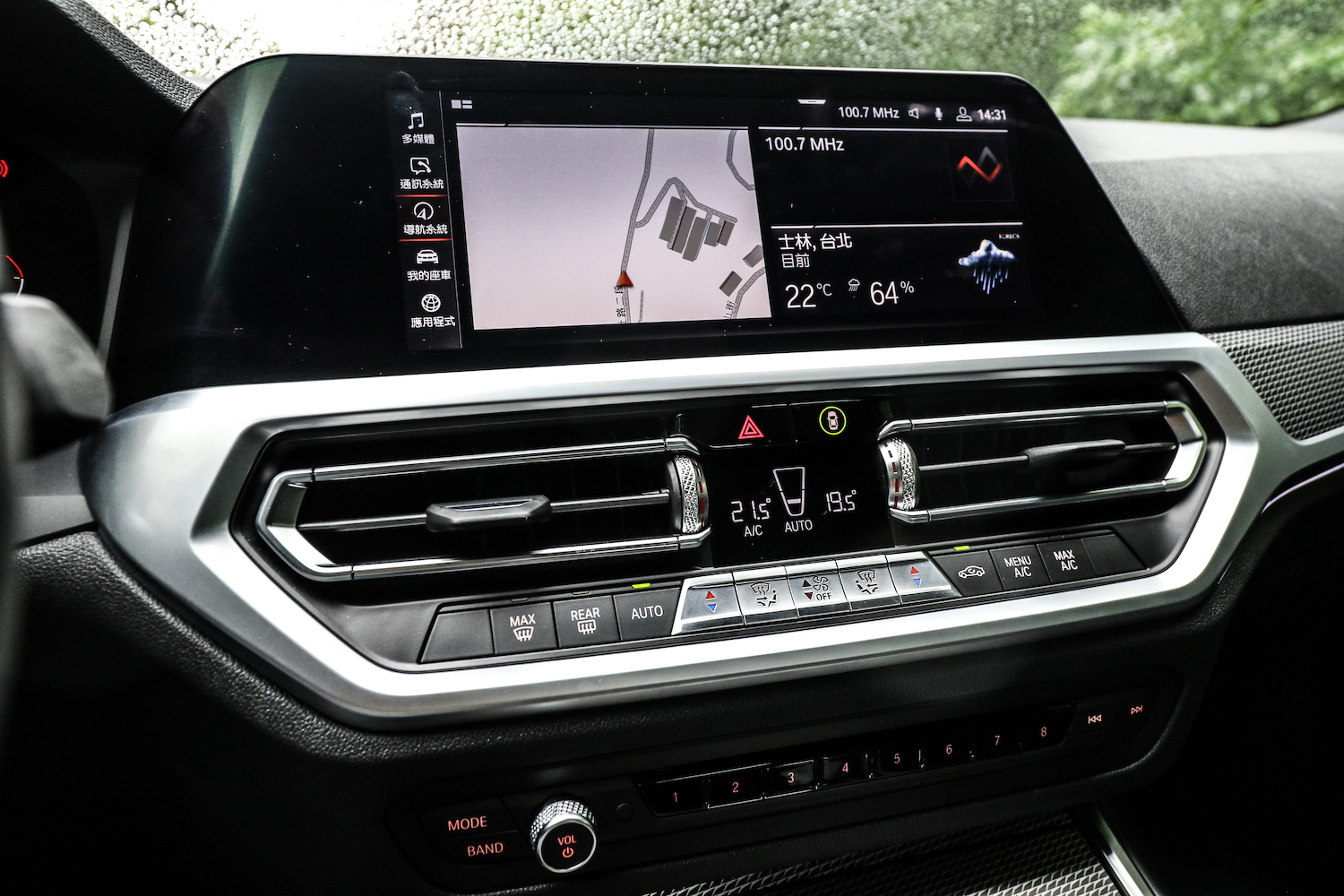 320i M Sport 導入最新 iDrive 7.0 系統， 支援 Apple CarPlay。