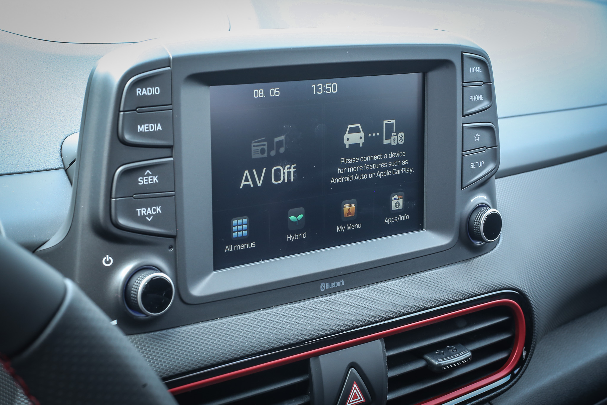 中控臺上方的 7 吋多媒體影音主機，基本的 Apple CarPlay 與 Android Auto 手機整合功能也都具備。