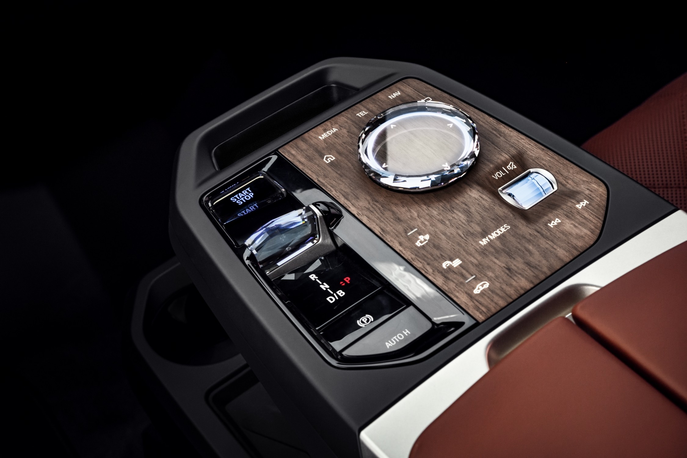 BMW iX 全新排檔座設計、採用 iDrive 玻璃觸控旋鈕操作介面搭配 FSC 認證木材所製成的隱藏式控制面板。