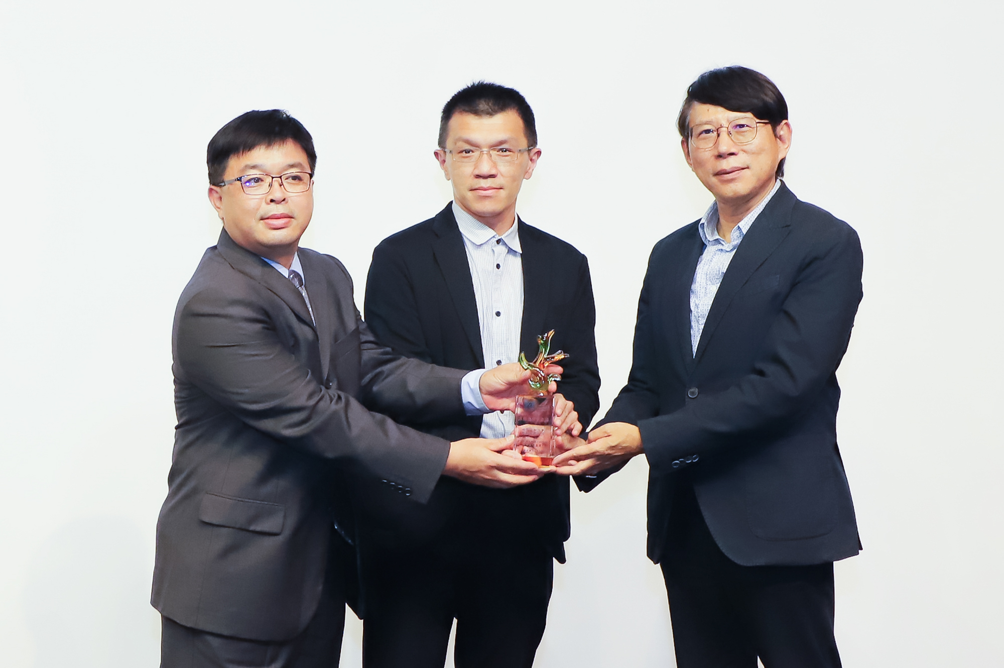 王正健理事長（右1）將今年度的「車輛產業貢獻獎」頒予福特六和汽車。