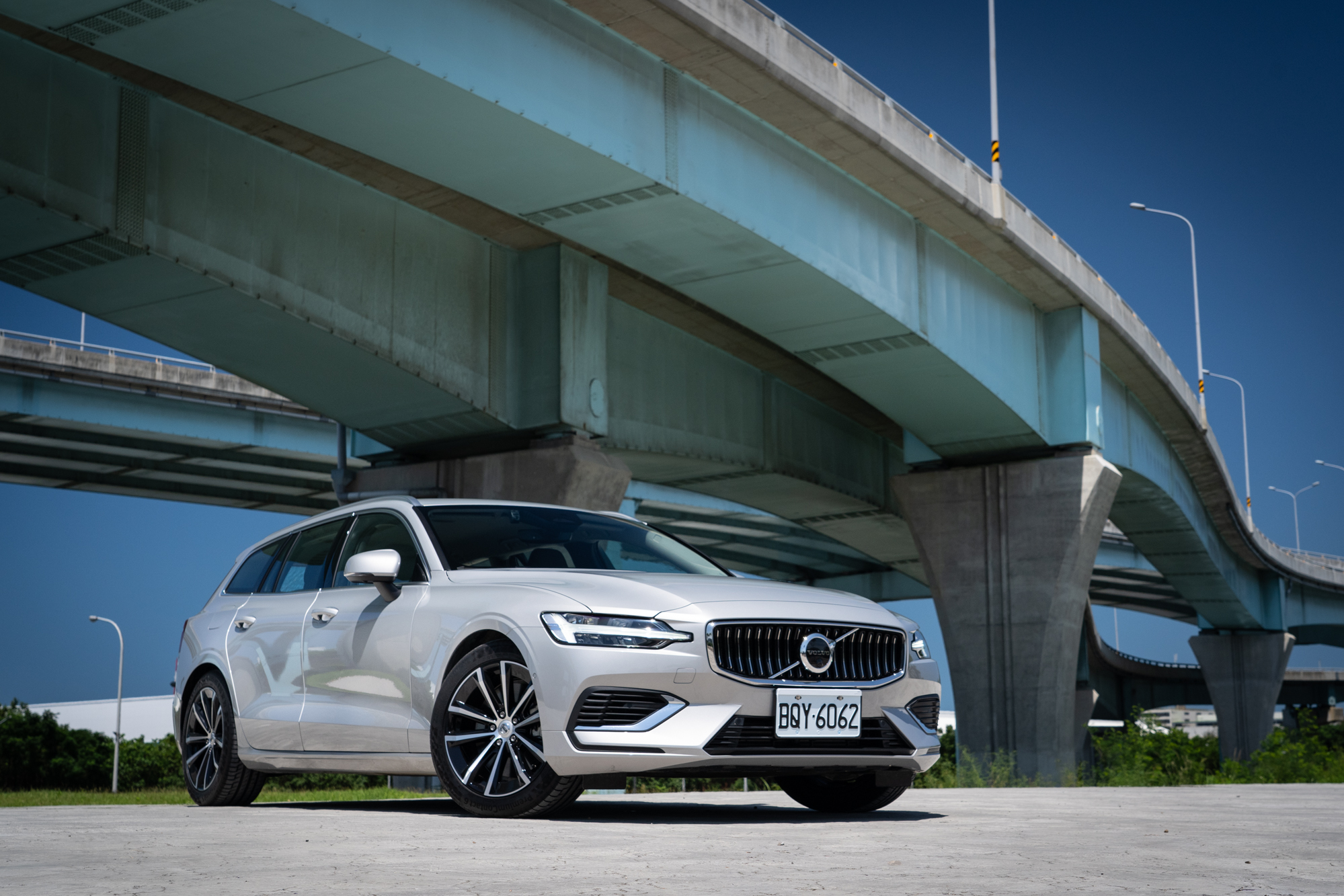 試駕車款為V60 Recharge Plus T8,建議售價為新台幣240.6萬元。