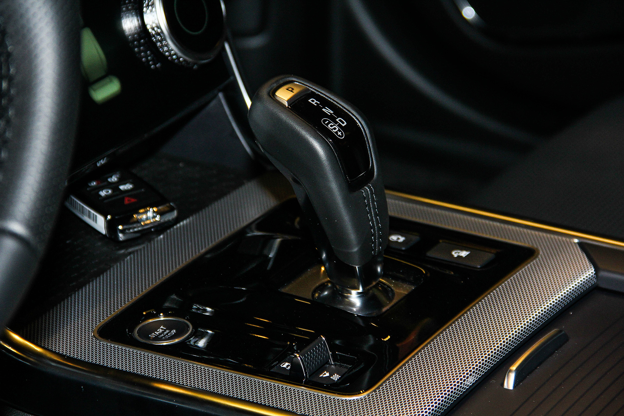 8 速手自排變速箱改搭 SportShift Gear Selector 跑車式排檔桿。
