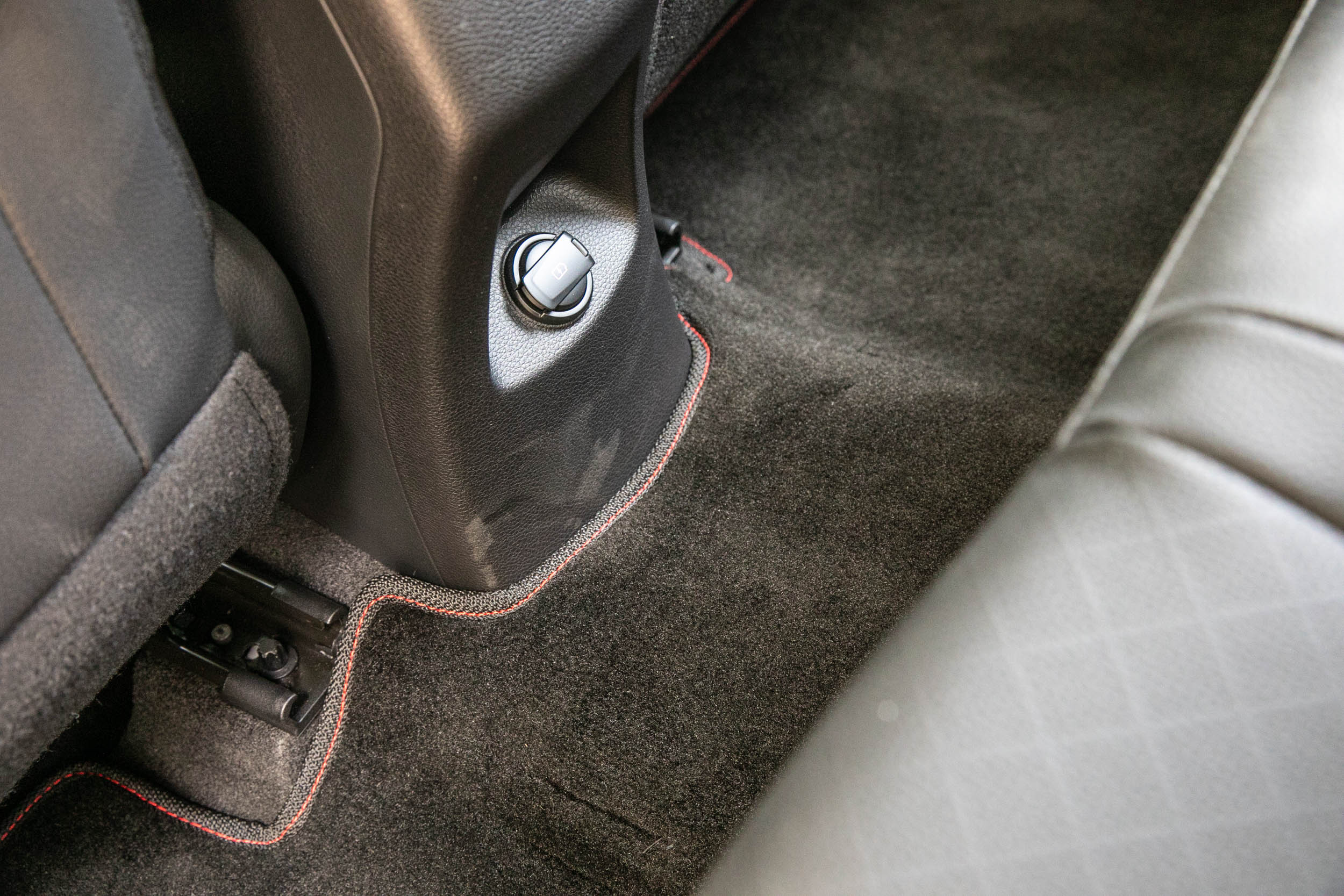 後座沒有空調出風口,但底板相當平整,方便後座乘客進出,對於中間乘客也相對友善。