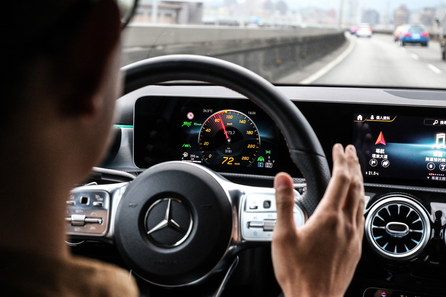 代號 23P 的智慧駕駛輔助套件在 A-Class Sedan 上是選配項目，包含消費者喜愛的智能定速測距輔助及主動車道維持，達到 Level 2 自動駕駛功能。