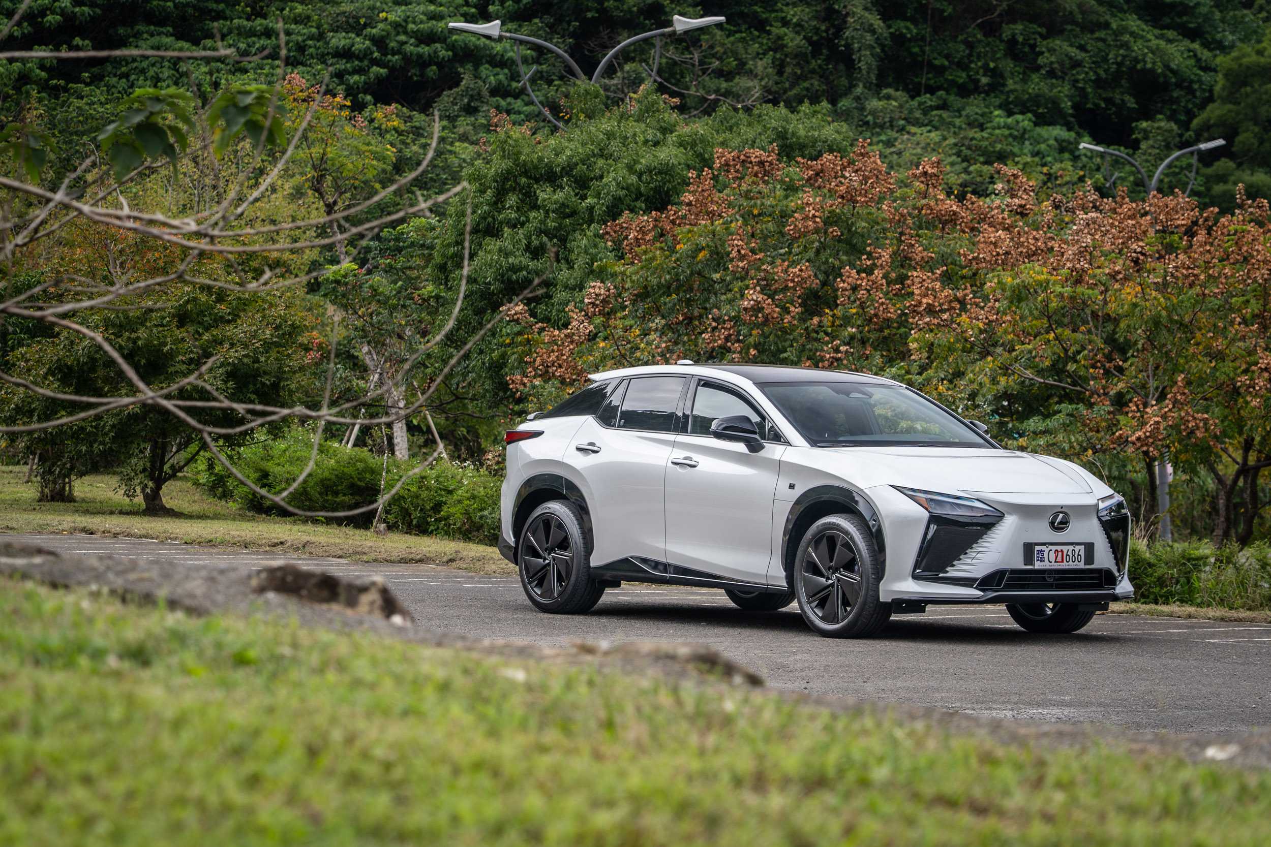 試駕車型為Lexus RZ550e F Sport，建議售價新台幣255萬元起。