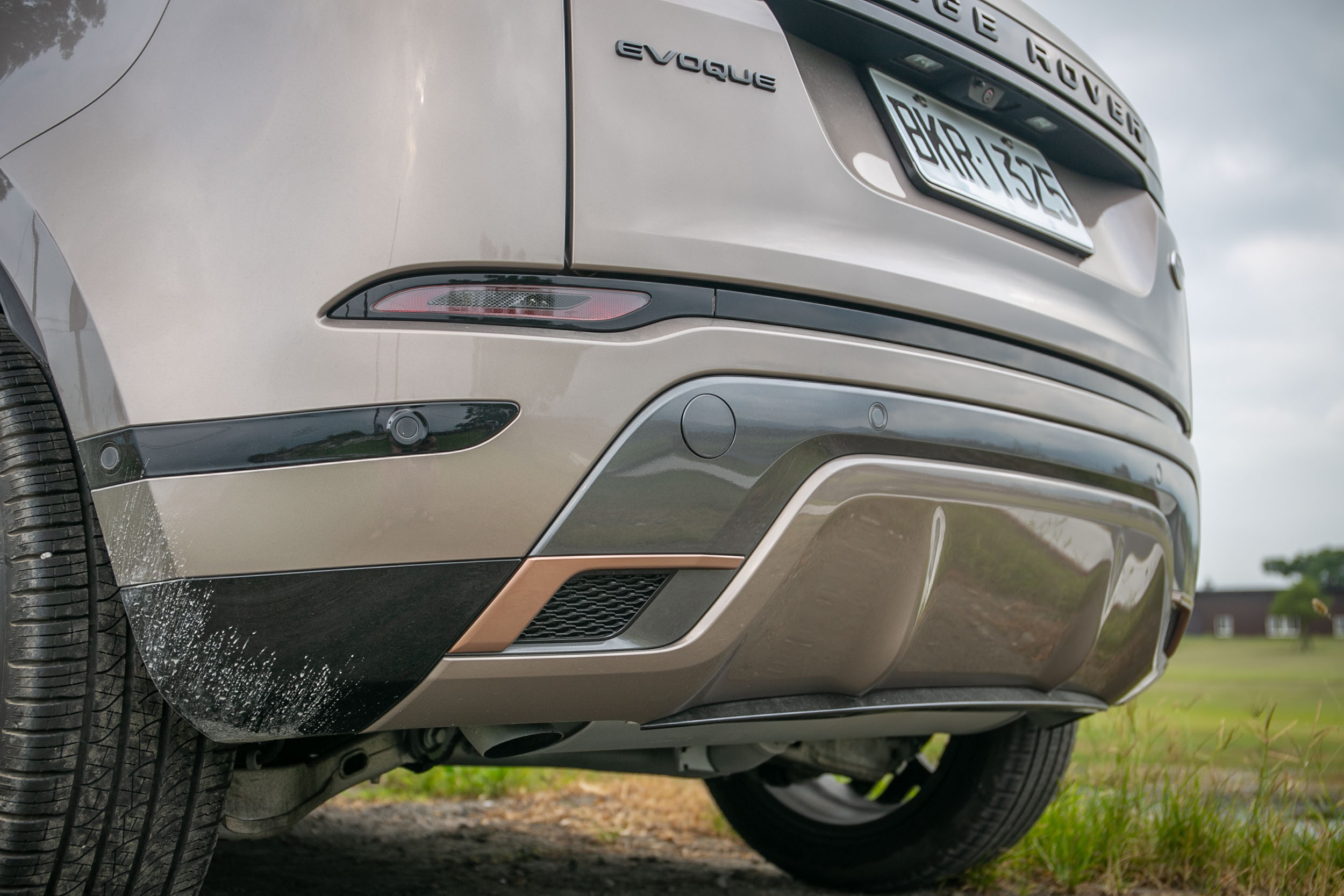 排氣管為隱藏式設計。