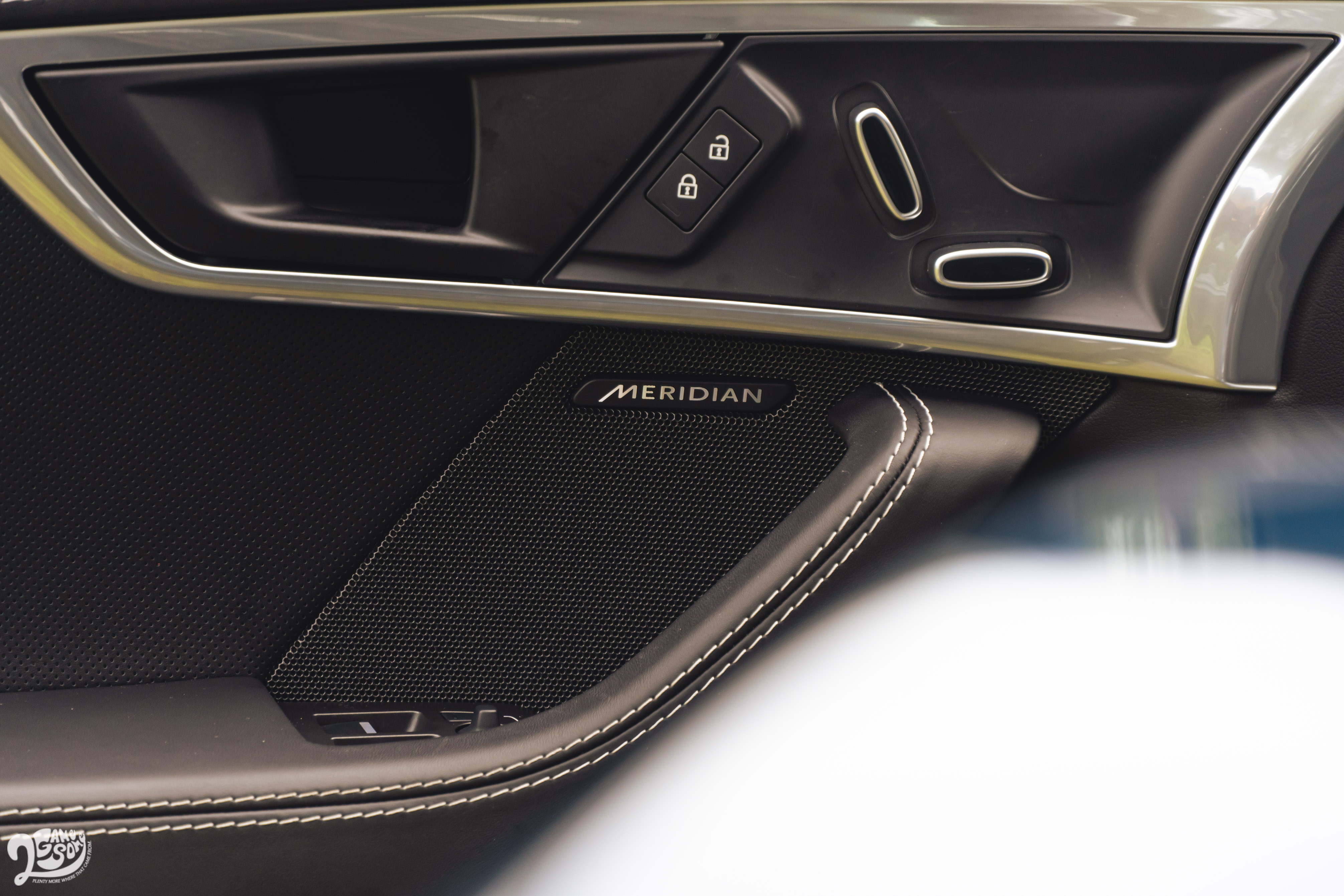標配 Meridian 音響系統。
