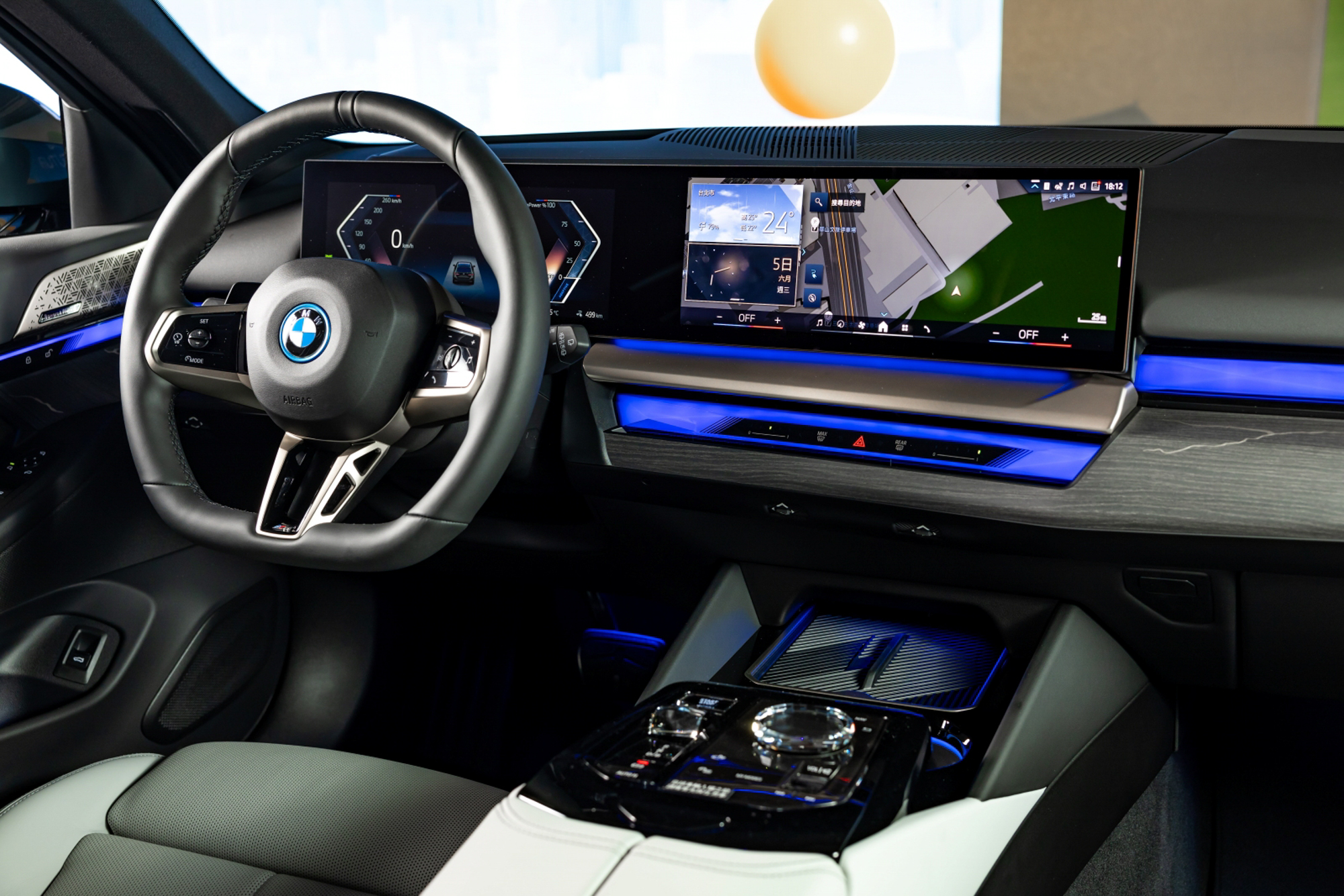 嶄新的懸浮式曲面螢幕，結合BMW Operating System 8.5、 BMW座艙環繞光幕、水晶中控套件、M Nappa真皮平底方向盤與Bowers & Wilkins頂級音響系統，鋪陳出屬於未來的豪華氛圍。