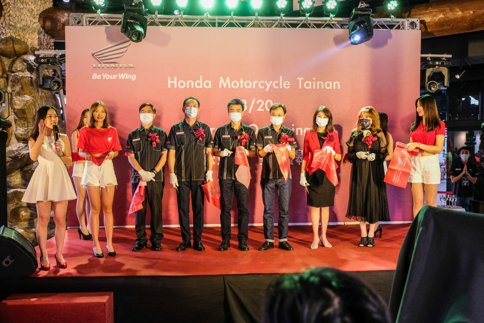 左至右 Honda Taiwan 顧客服務部 張英忠 部長 四輪營業部 暨 二輪事業部 李瑞宏 部長 隆陽汽車股份有限公司 謝建隆董事長 Honda Taiwan 董事長 豐田 誠。
