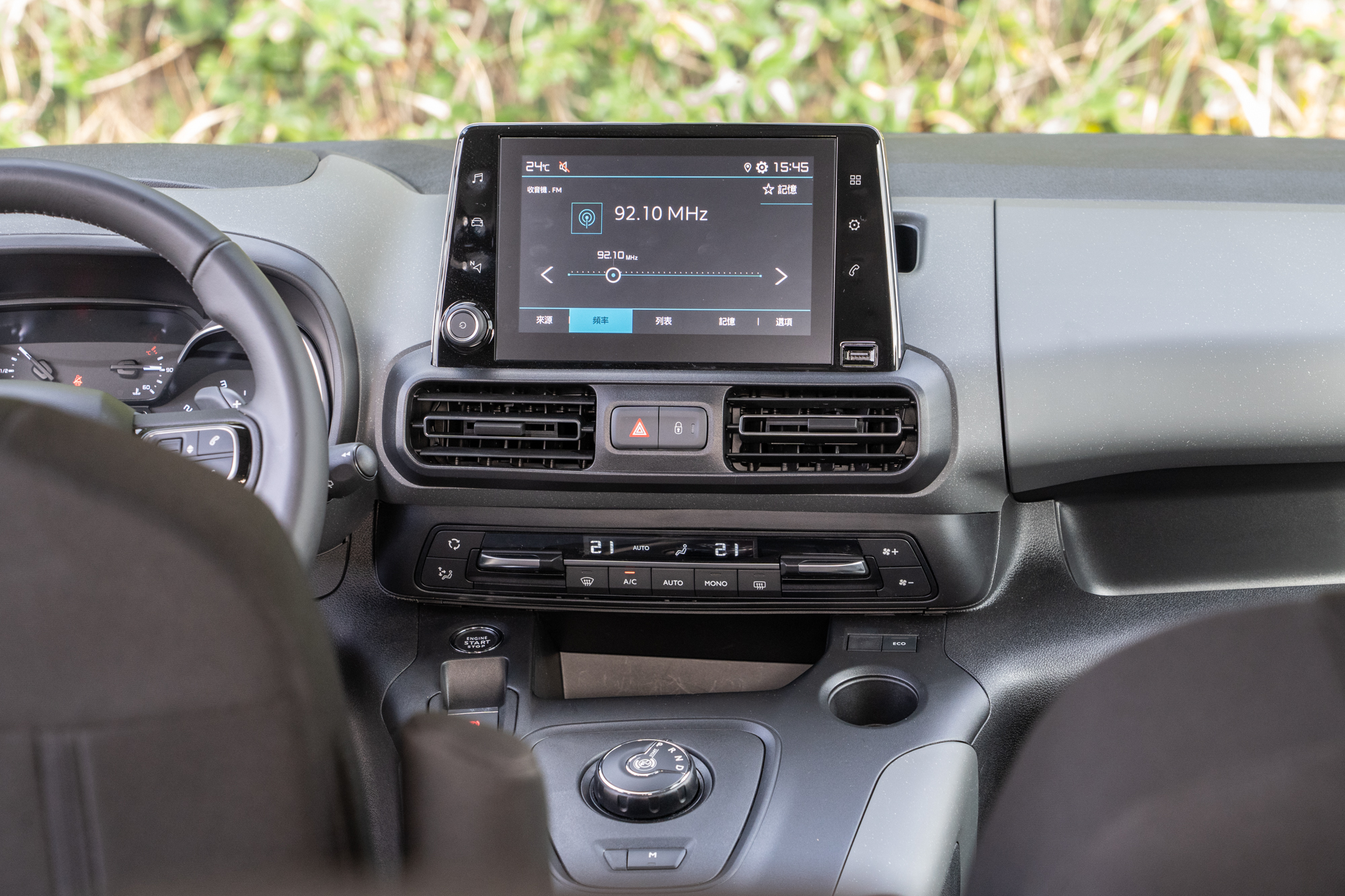 標配雙區數位恆溫空調系統。