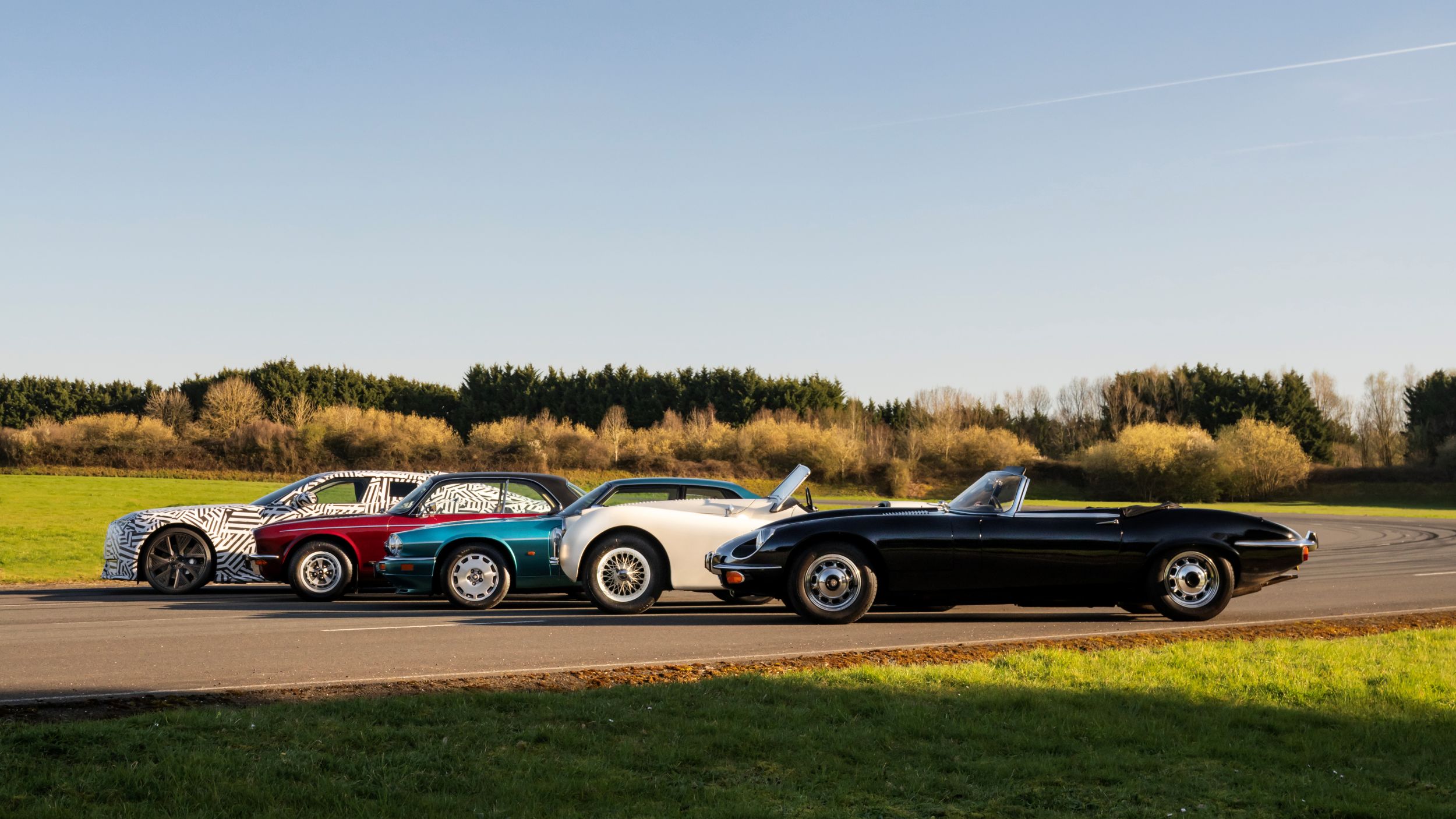 Jaguar 全新 GT 長車頭與低車頂的線條設計，在打破電動車設計常規的同時，致敬了發展沿革裡指標車款的經典外型。