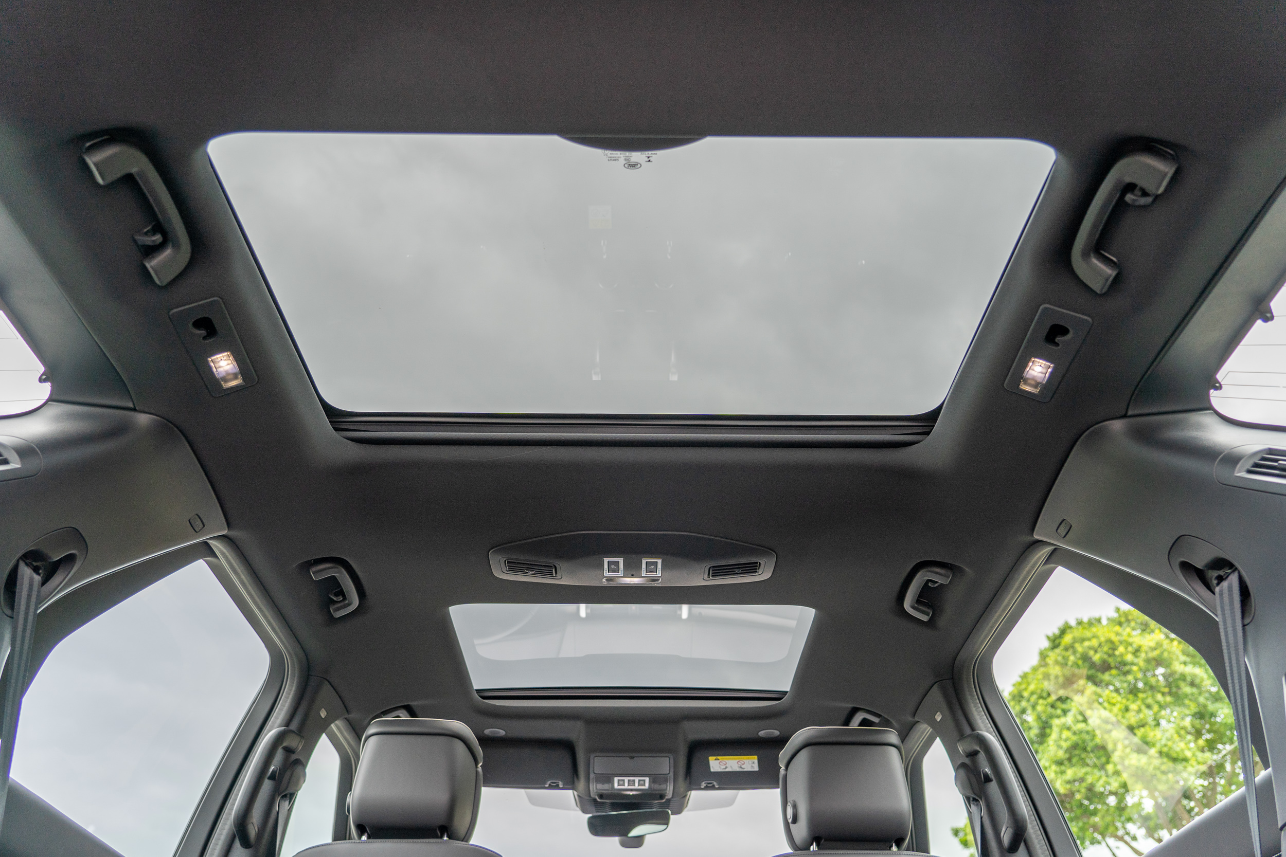 無線充電、700W Meridian音響系統、以及前電動式天窗,均為 Discovery P300 HSE 獨有的標準配備。