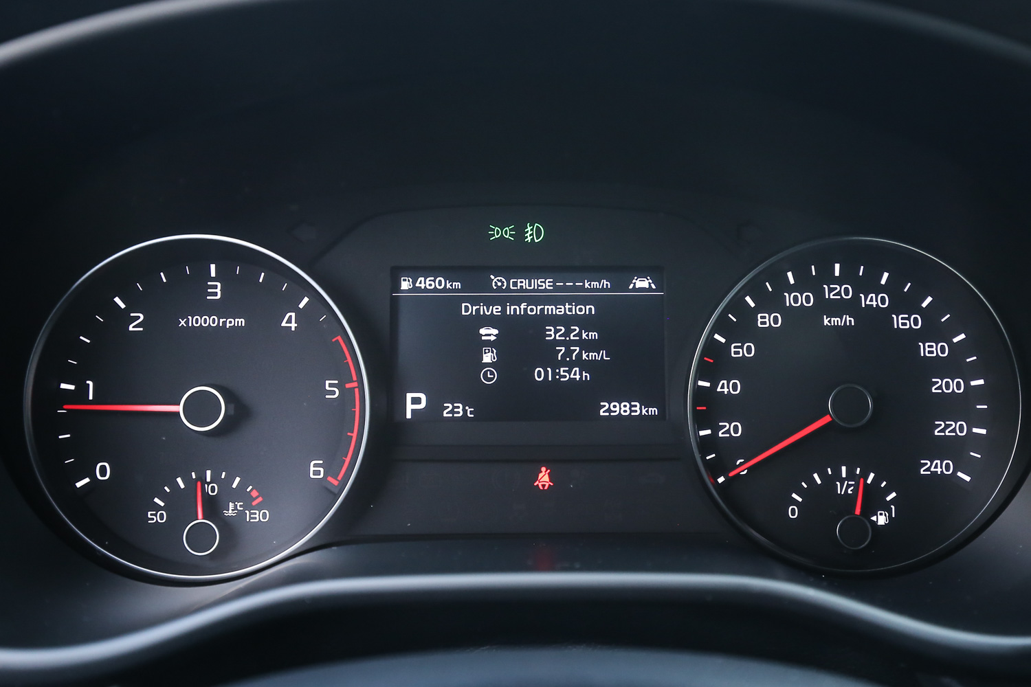 GT-Line AWD 車型儀表板中央螢幕採用 4.2 吋，其餘車型為 3.5 吋。