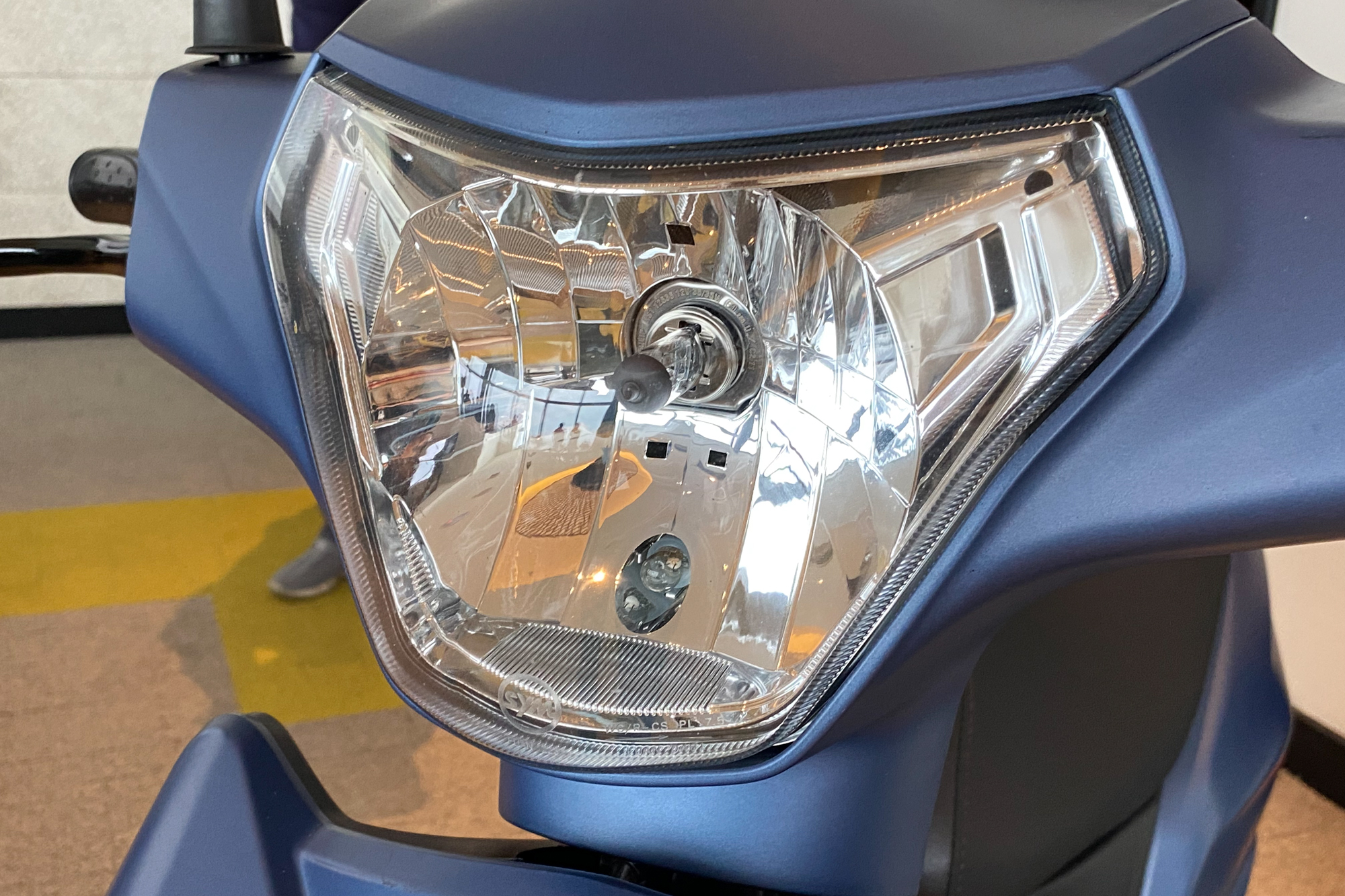 K1(上圖)的LED頭燈,對比新迪爵(下圖)的傳統鹵素燈泡頭燈,在質感與照明性能上都更勝一籌。