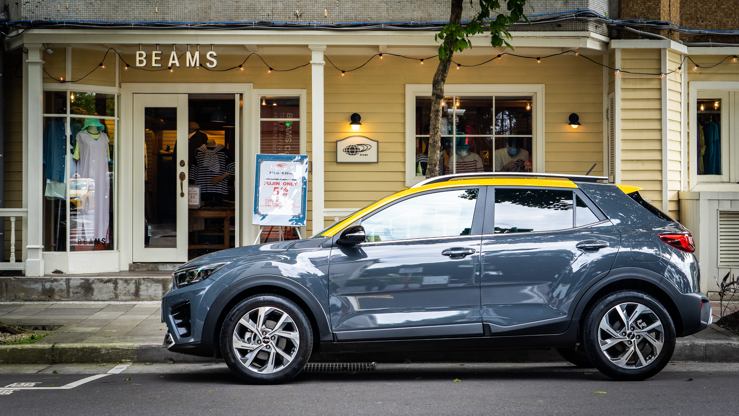 試駕車款為 Kia Stonic 1.0T 智慧油電 GT-line 車型,售價為新台幣 88.9 萬元。