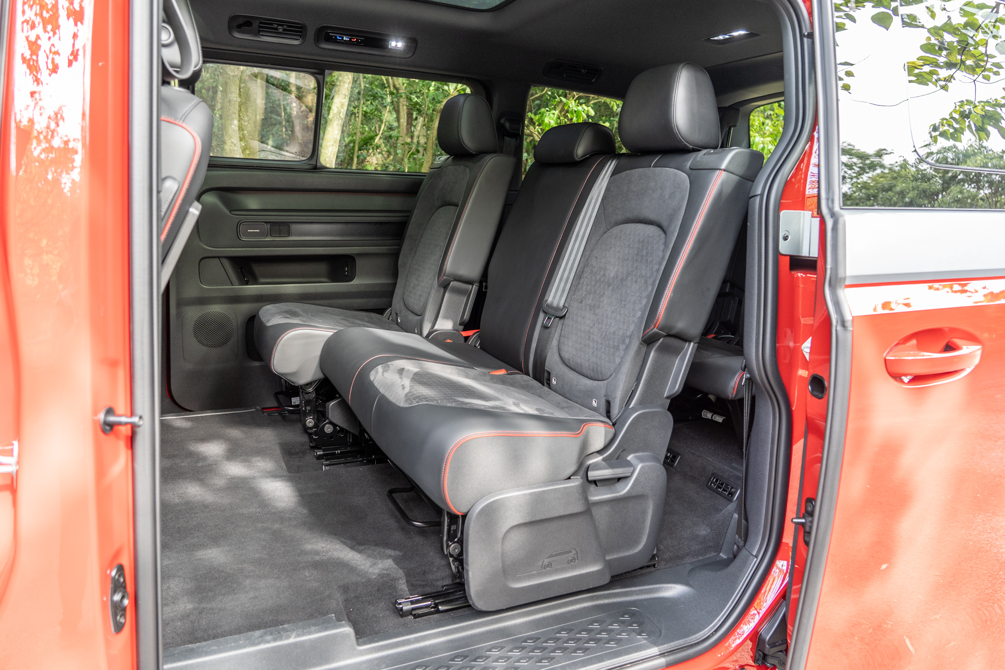 第二排具備前後滑移與角度調整功能。