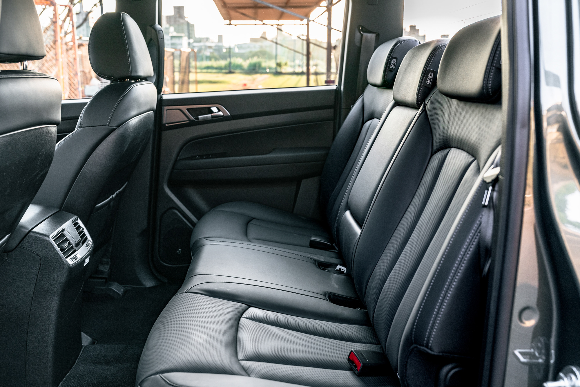 後座有 27°舒適傾角,有2段座椅加熱功能,還配有冷氣出風口。