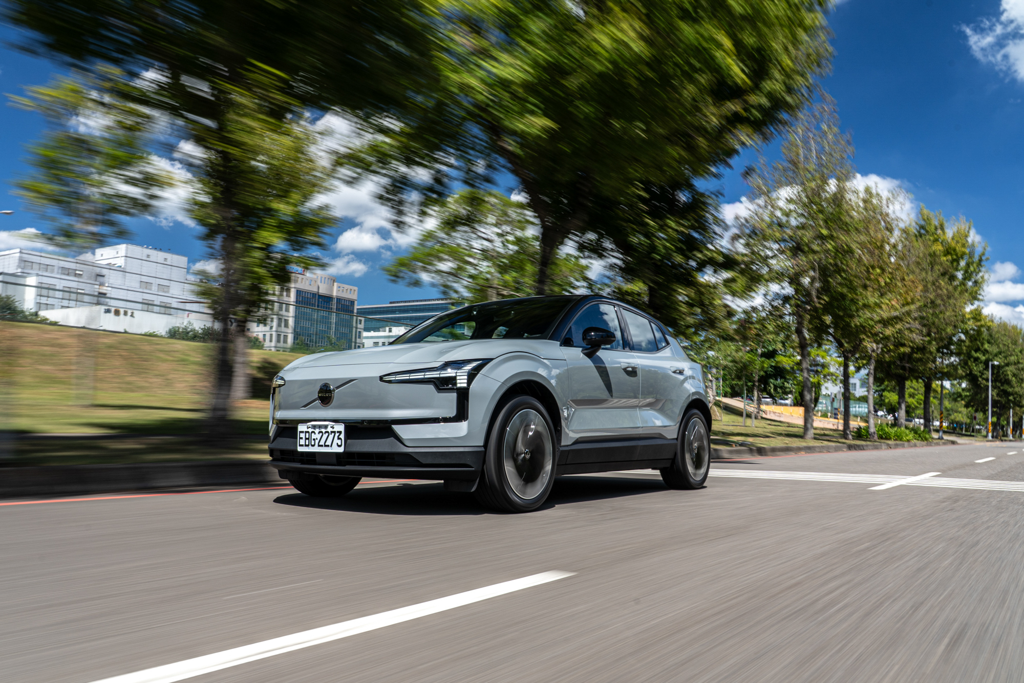 EX30 Plus 具備 595km* 續航表現,0-100km/h 加速也可於 5.3 內完成。