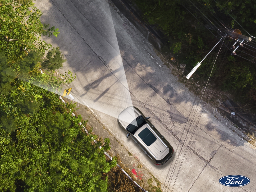 Ford 部分車款具備監控系統，能提醒駕駛潛在危險，甚至能介入並控制車輛，在必要時避免意外發生。
