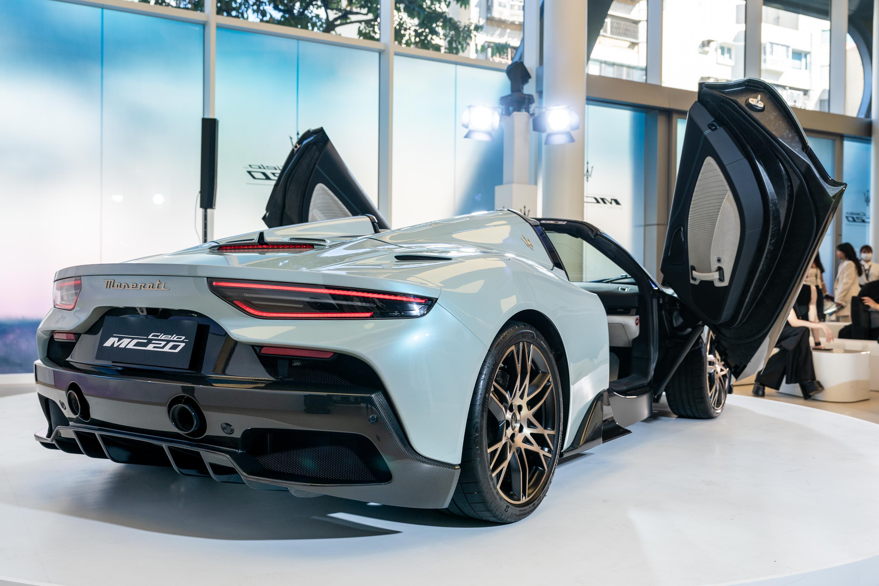 Maserati Fuoriserie客製化部門還特別打造MC20 Cielo專屬車身色漆「天空藍(Aquamarina)」,三層色漆在不同角度與光線之下呈現不同風情。