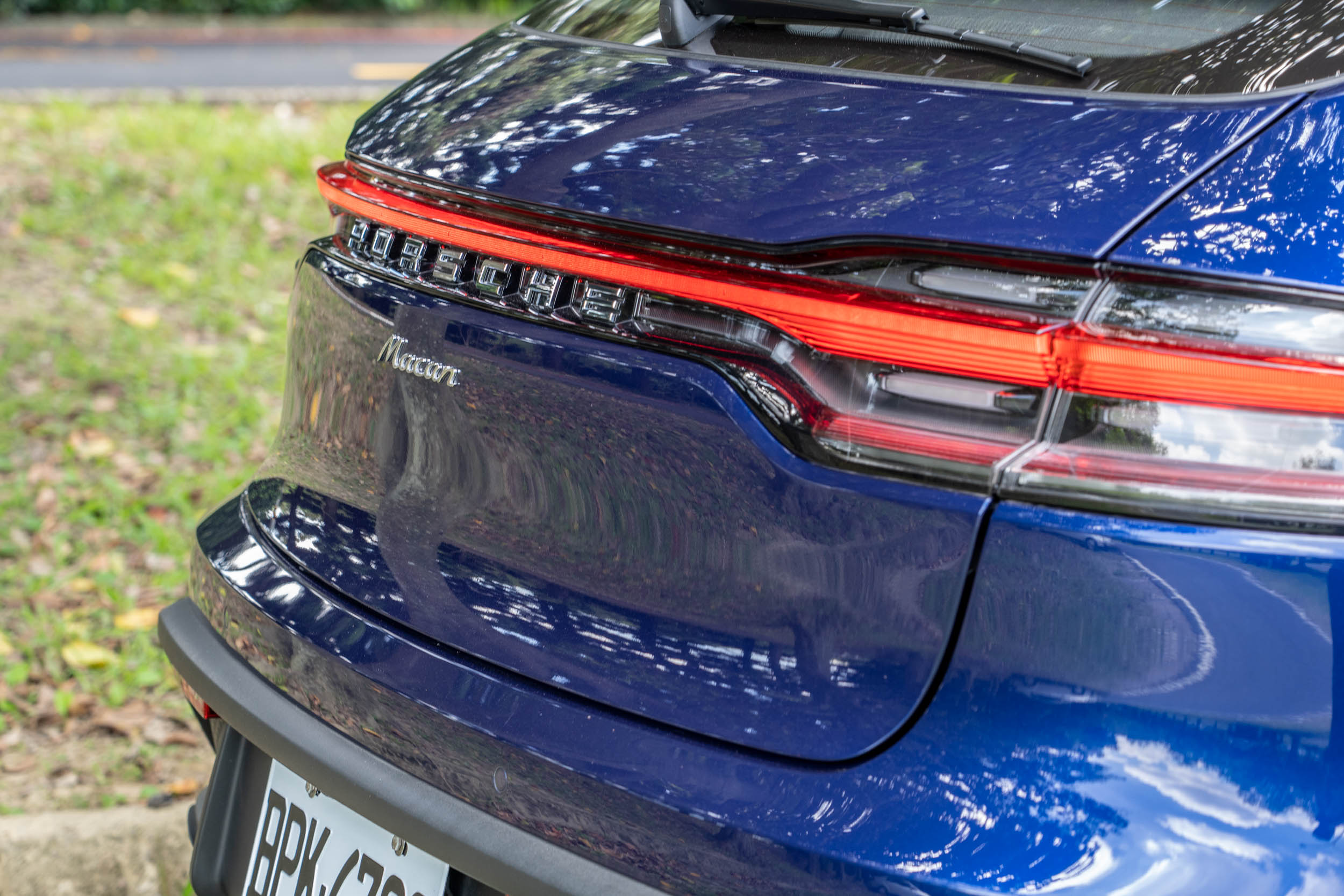 第一度小改款時便已導入的左右貫穿式尾燈設計。