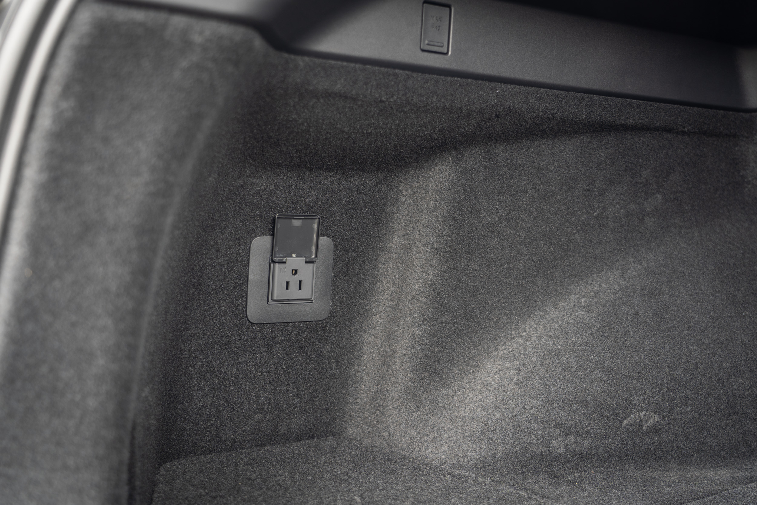 後廂一側也有110V/ 1500W插座。