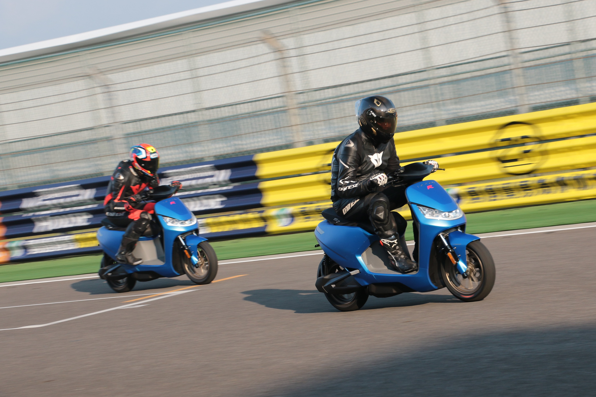 筆者也親身下場測試,對於車輛的設計原理與騎乘表現深表肯定。