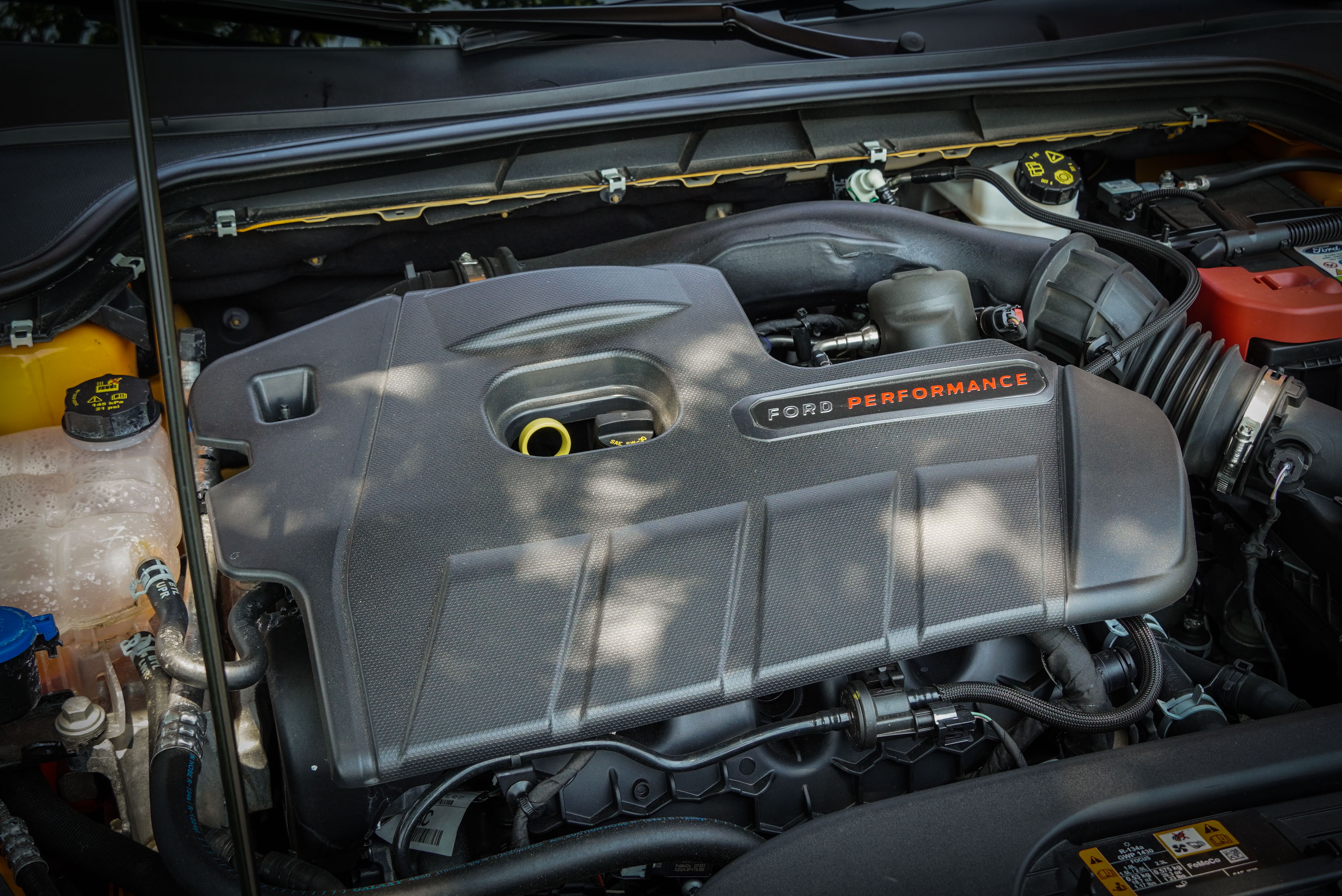 搭載源自於三代 Focus RS 的 2.3L EcoBoost 雙渦流渦輪增壓全鋁合金引擎，出力達 280ps / 42.3kgm，0-100 km/h 僅需 6 秒。 