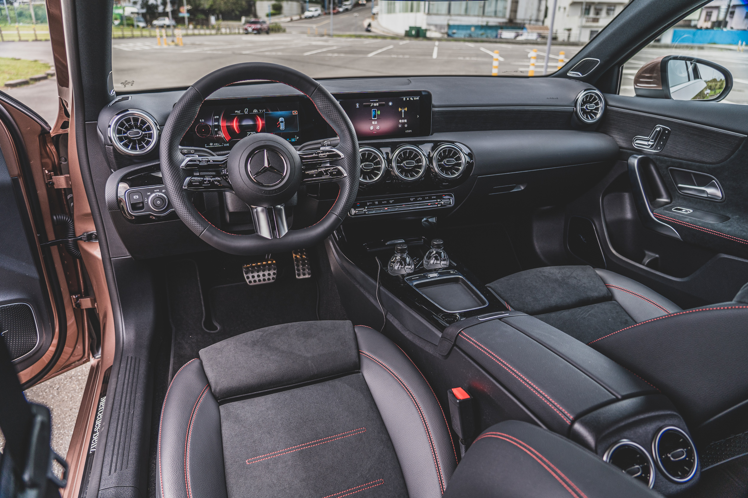 因歸屬小改款,內裝整體數位化的程度比照改款前,但還是有一些配備上的增列與調整。